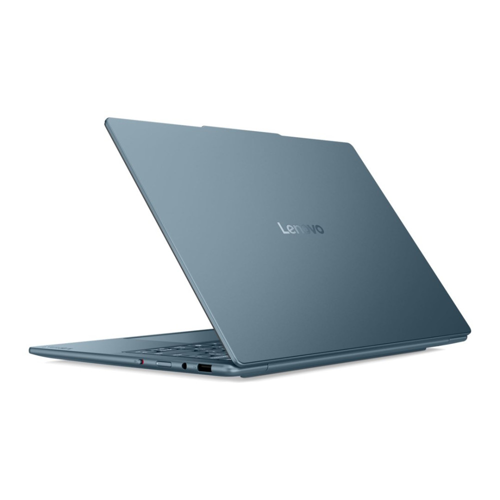 Zamknięty, niebieski laptop Lenovo na białym tle.