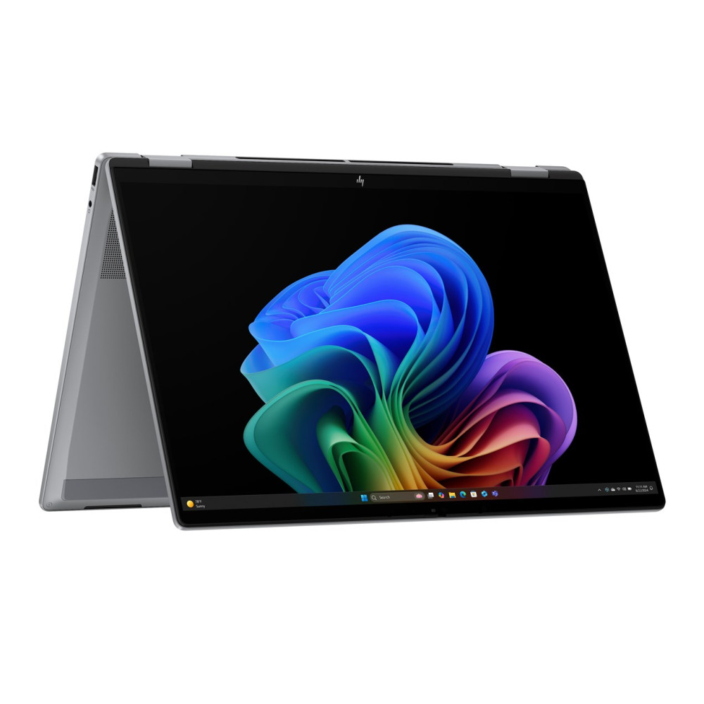 Srebrny laptop jest otwarty, wyświetlając kolorową abstrakcyjną falę na ekranie.