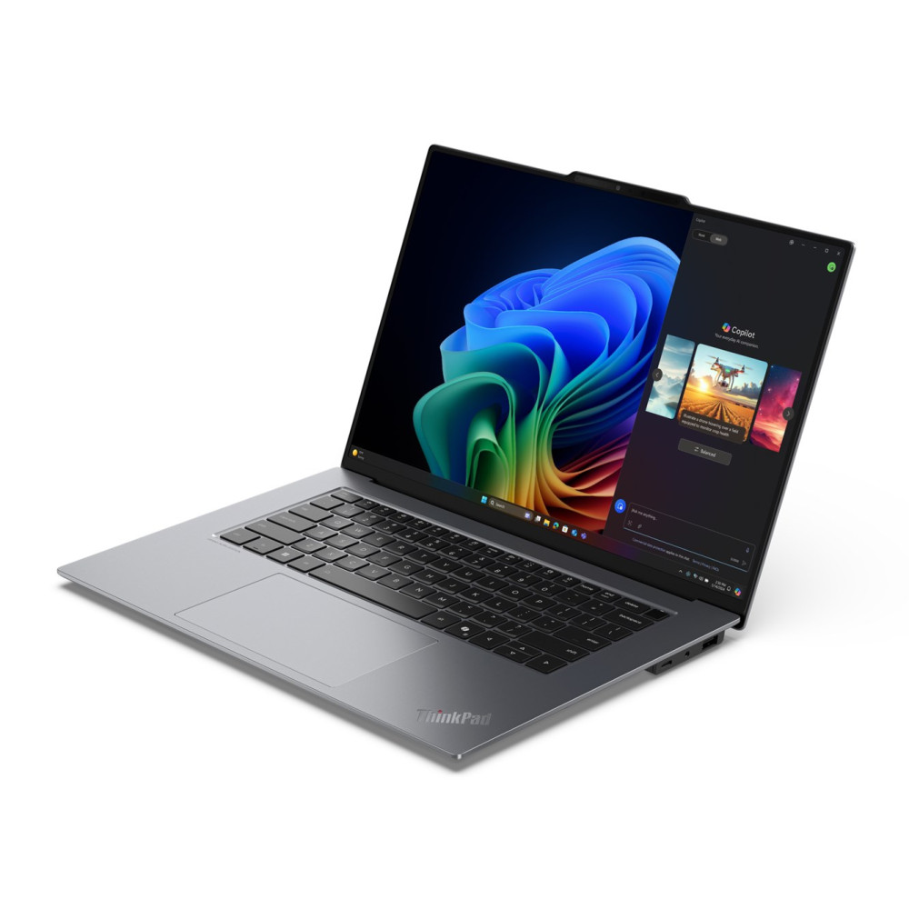 Szary laptop ThinkPad z otwartym ekranem, wyświetlający Copilot.