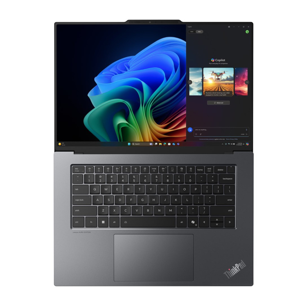 Srebrny laptop Lenovo ThinkPad jest otwarty, wyświetla kolorową abstrakcyjną tapetę i asystenta AI Copilot.