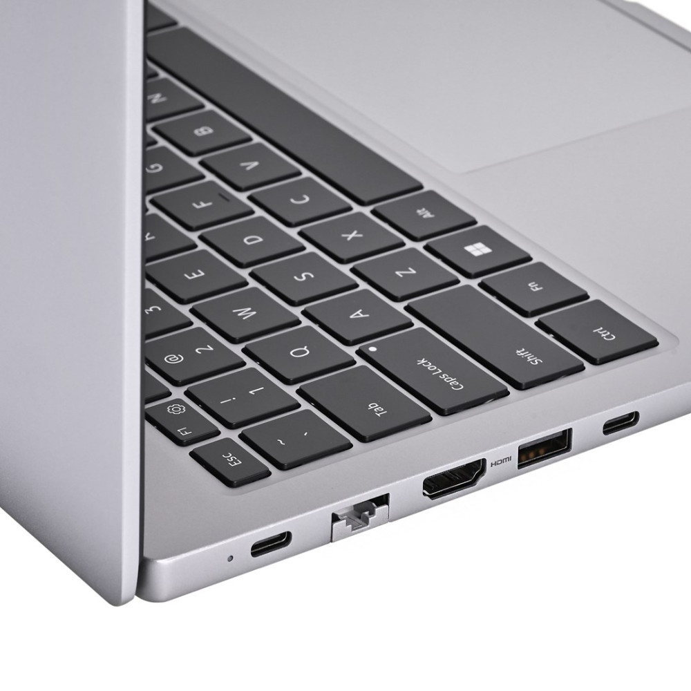 Zbliżenie klawiatury i portów laptopa, w tym HDMI i USB.