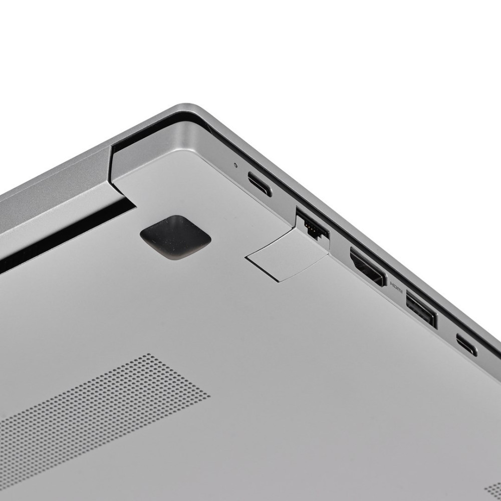 Zbliżenie spodu laptopa pokazujące porty takie jak USB-C i HDMI.