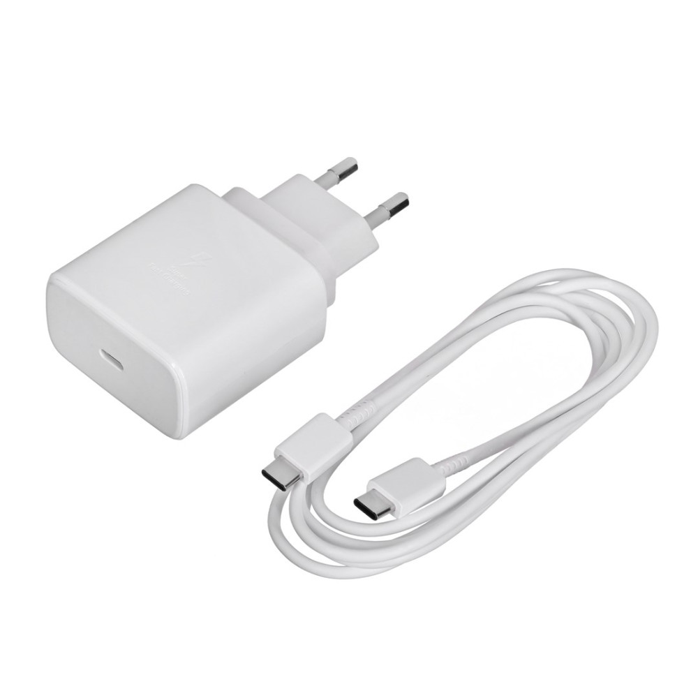 Biała szybka ładowarka z kablem USB-C na białym tle.
