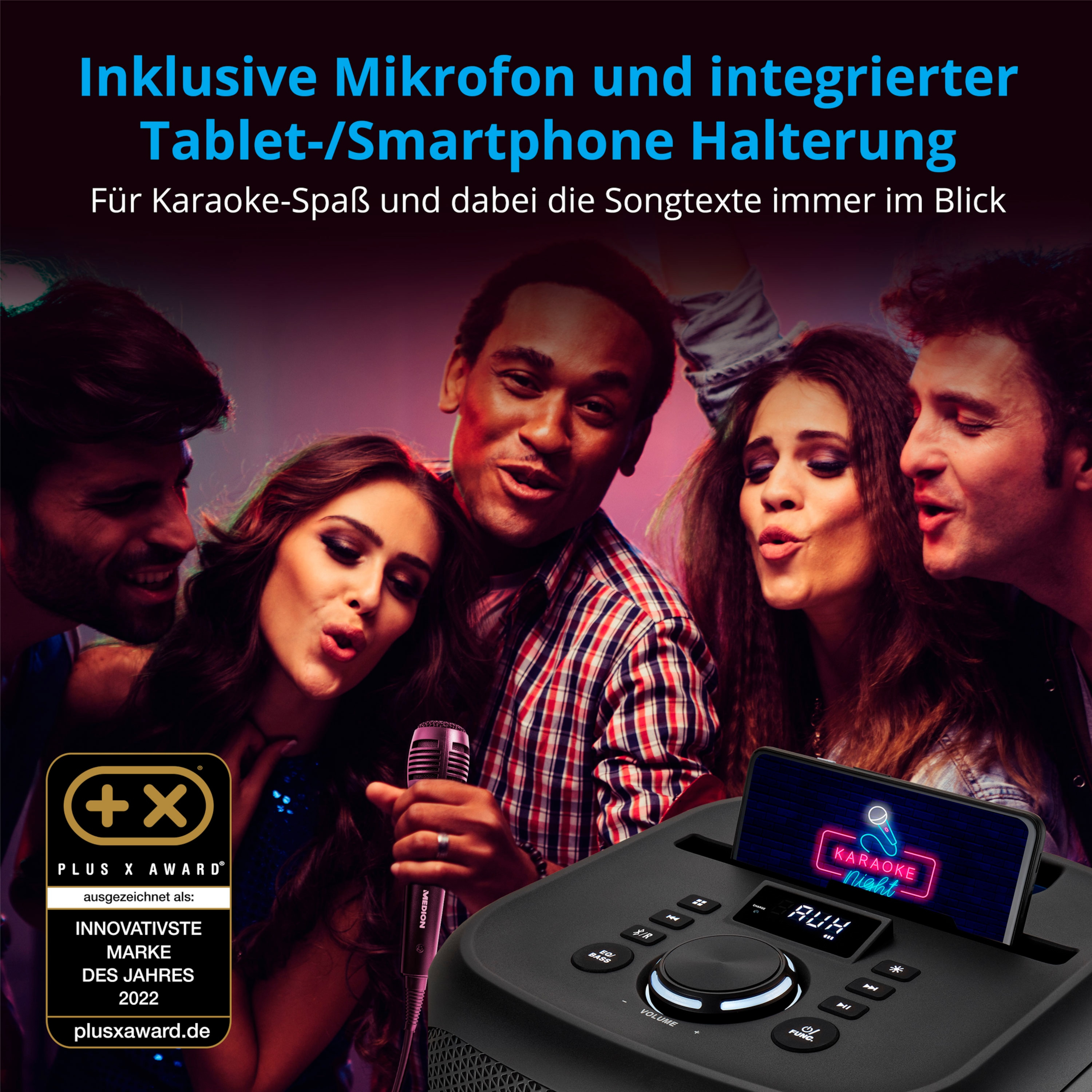 Vijf mensen zingen karaoke met microfoon en luidspreker met smartphonehouder.