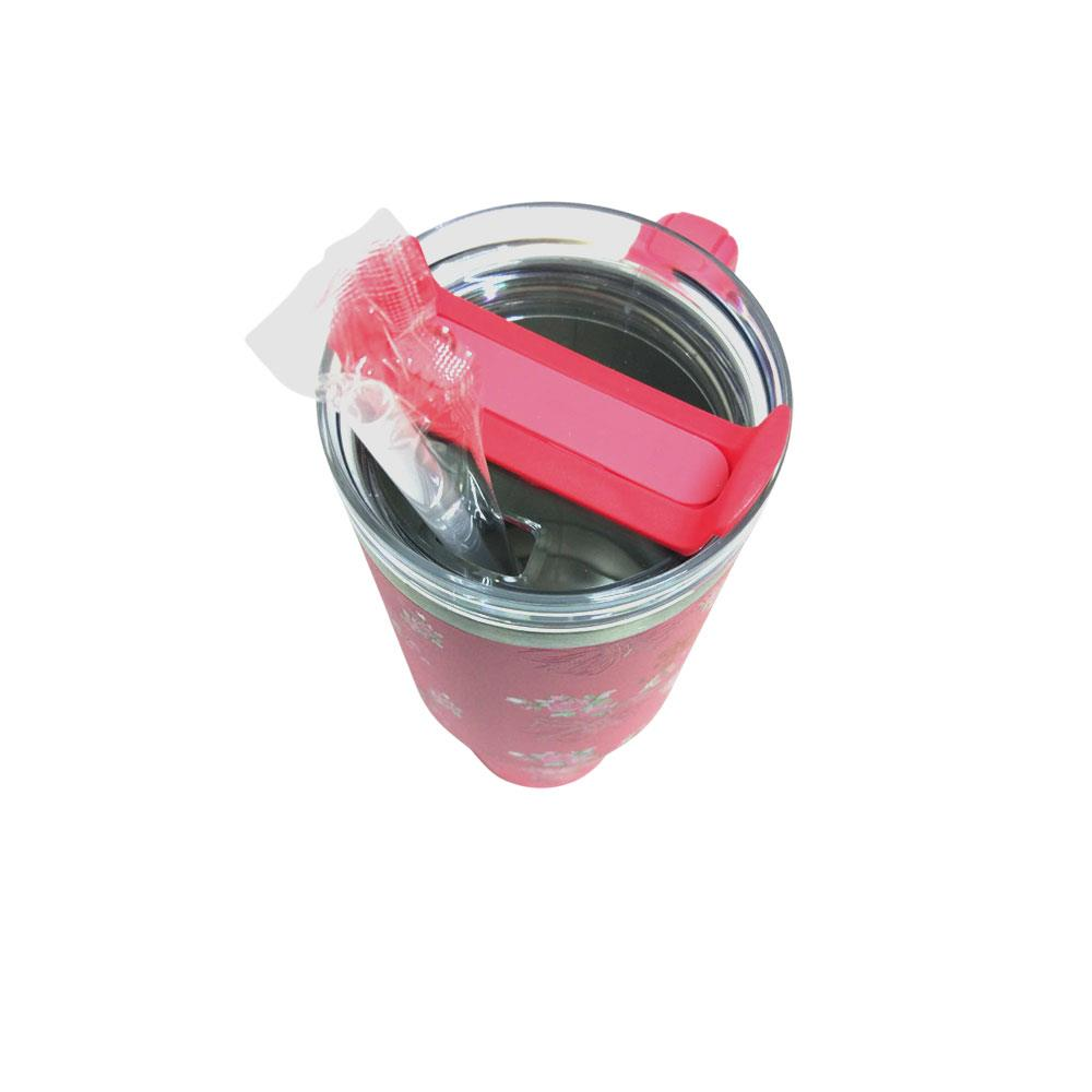 İçinde kırmızı kapak ve pipet bulunan pembe çiçekli bardak, beyaz zemin.