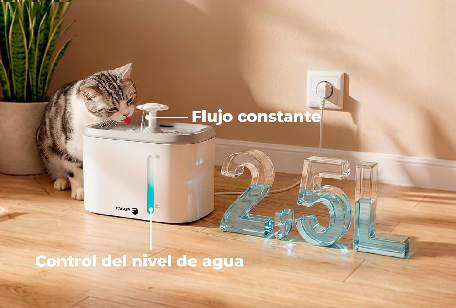 Un gato bebe de una fuente blanca para mascotas. Texto indica capacidad de 2.5L.