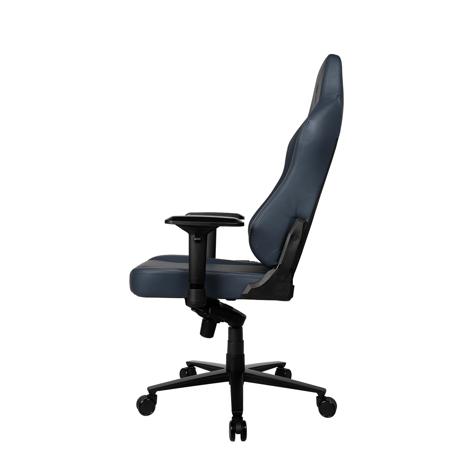 Una sedia da gaming blu con accenti neri, vista di lato su sfondo bianco.