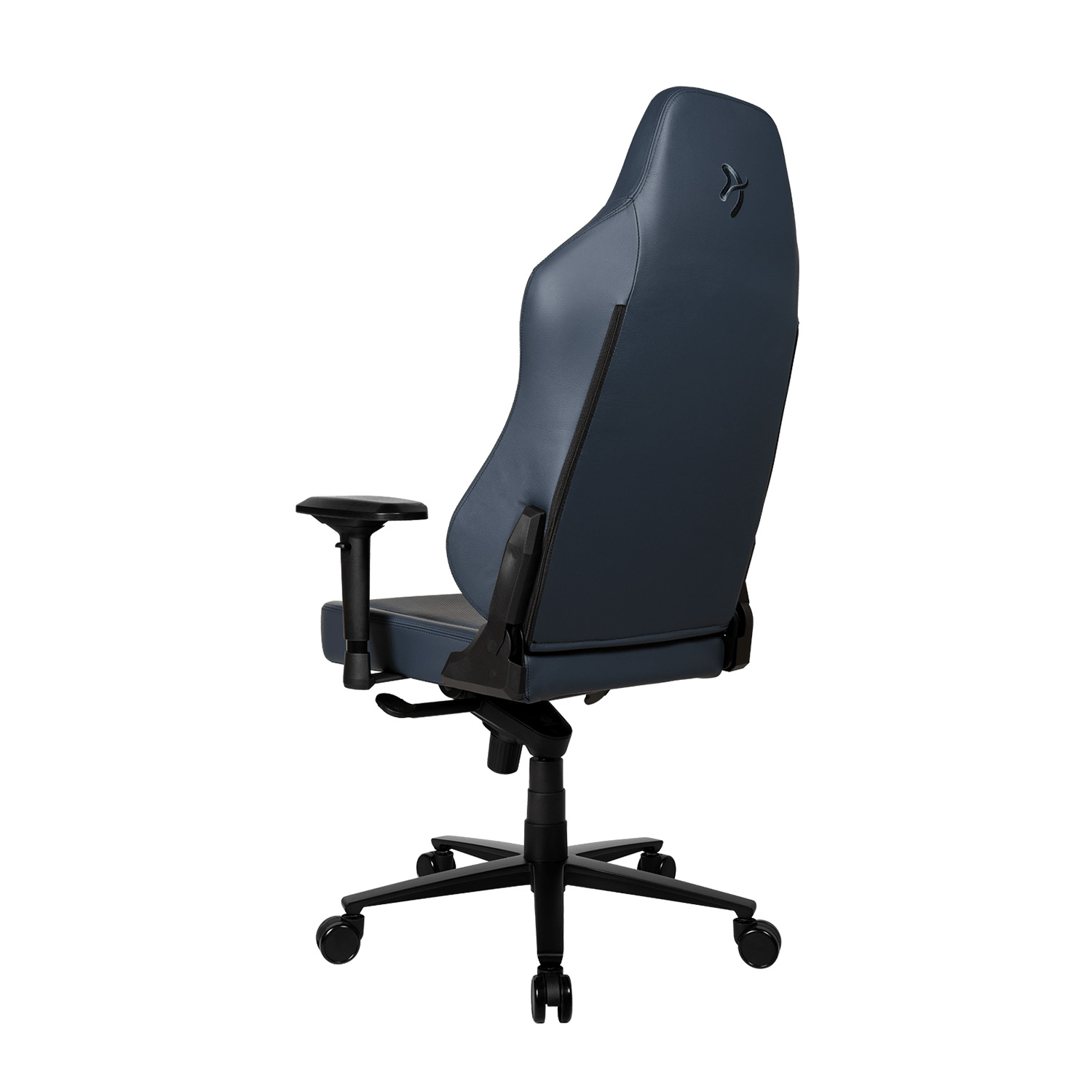Una sedia da gaming blu scuro vista da dietro, con braccioli e base a stella.