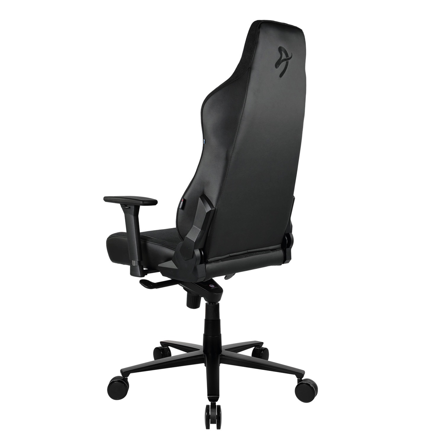 Sedia da gaming nera con braccioli regolabili e ruote, vista da dietro.