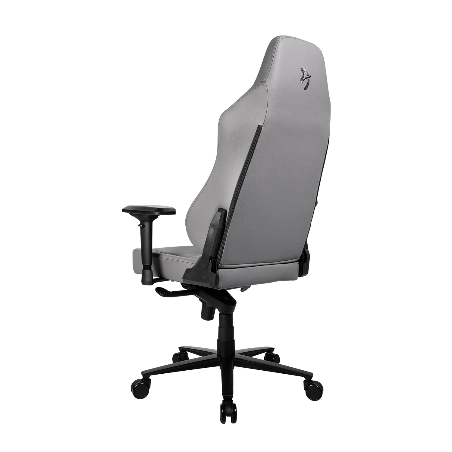 Sedia da gaming grigia con logo a stella nera sul retro, su sfondo bianco.