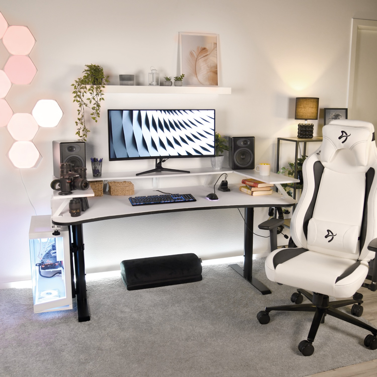 Een witte gaming bureau setup met monitor, toetsenbord, muis en stoel.