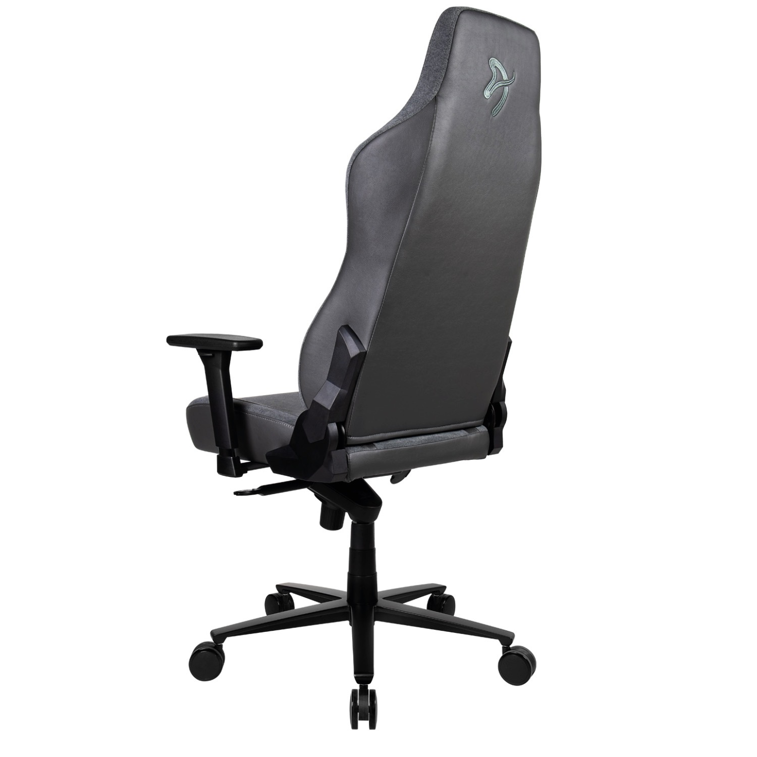 Una sedia da gaming grigia con accenti neri e un logo sul poggiatesta.