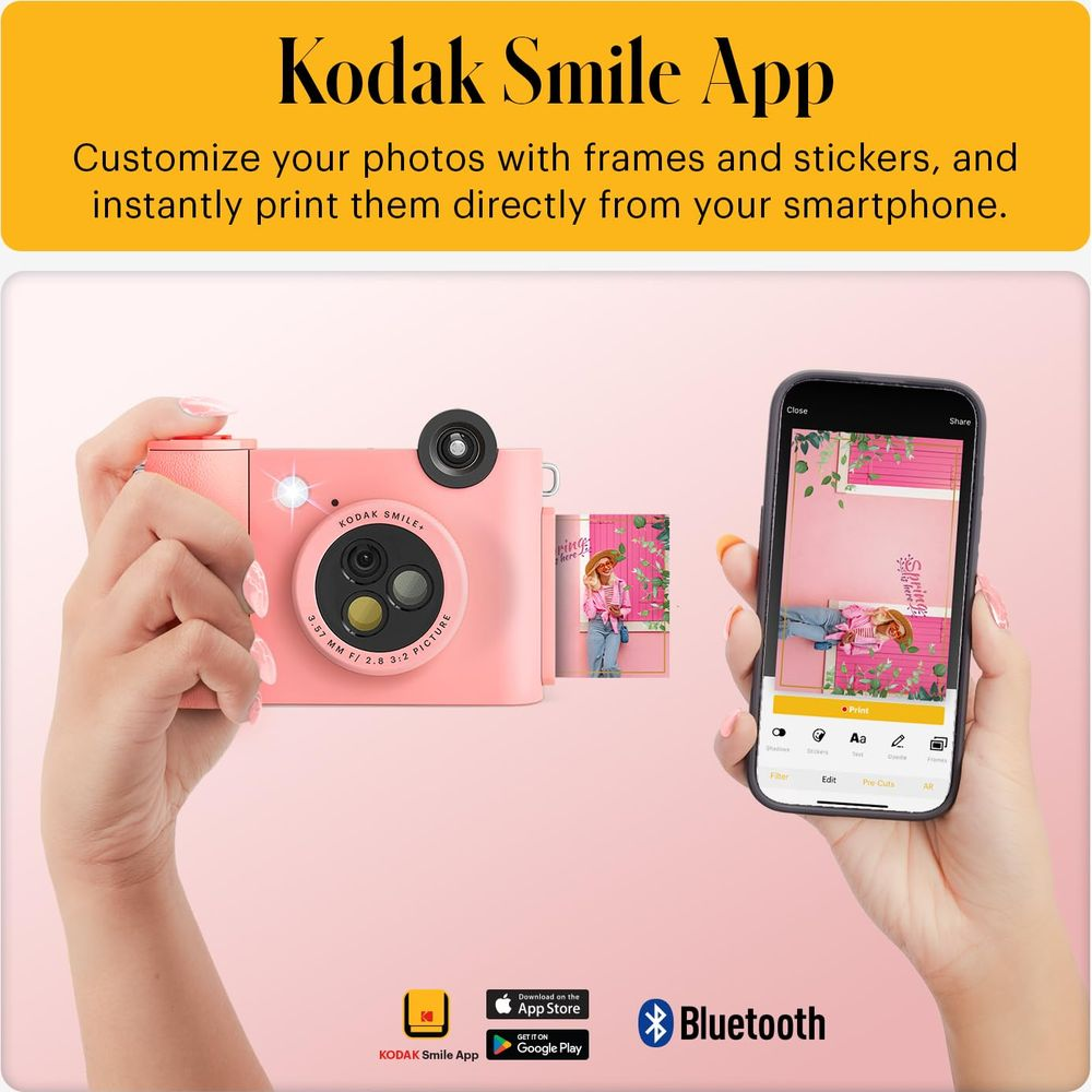 Una mano sostiene una cámara rosa, junto a un smartphone que muestra la aplicación Kodak Smile.