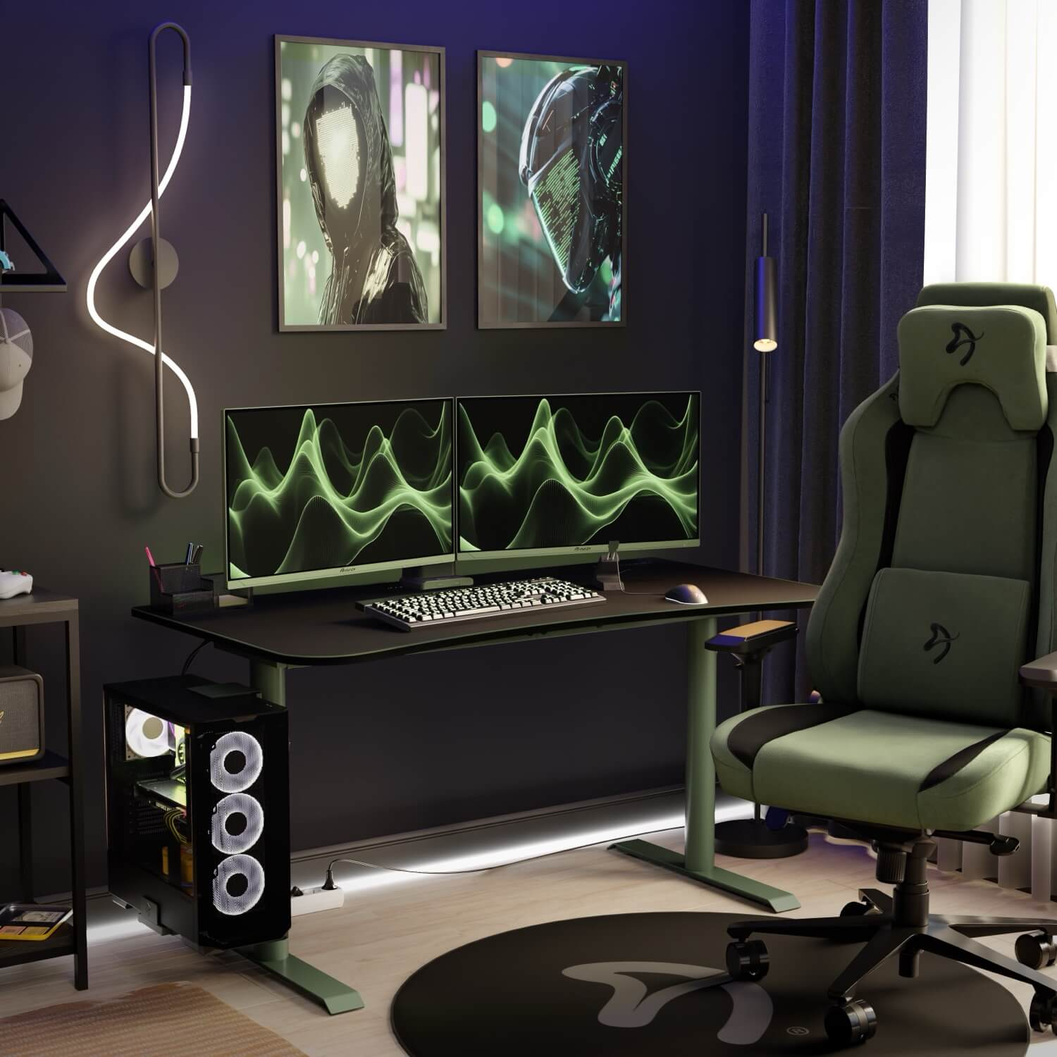 Una stanza buia con postazione da gioco: sedia verde, scrivania, doppio monitor, PC, arte murale.