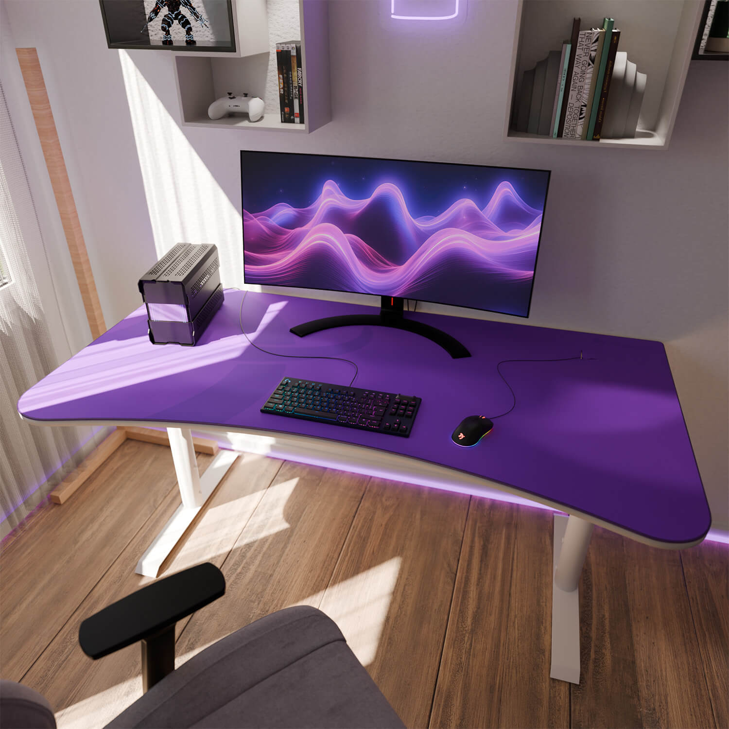 Una scrivania viola da gaming con computer, tastiera, mouse e monitor.