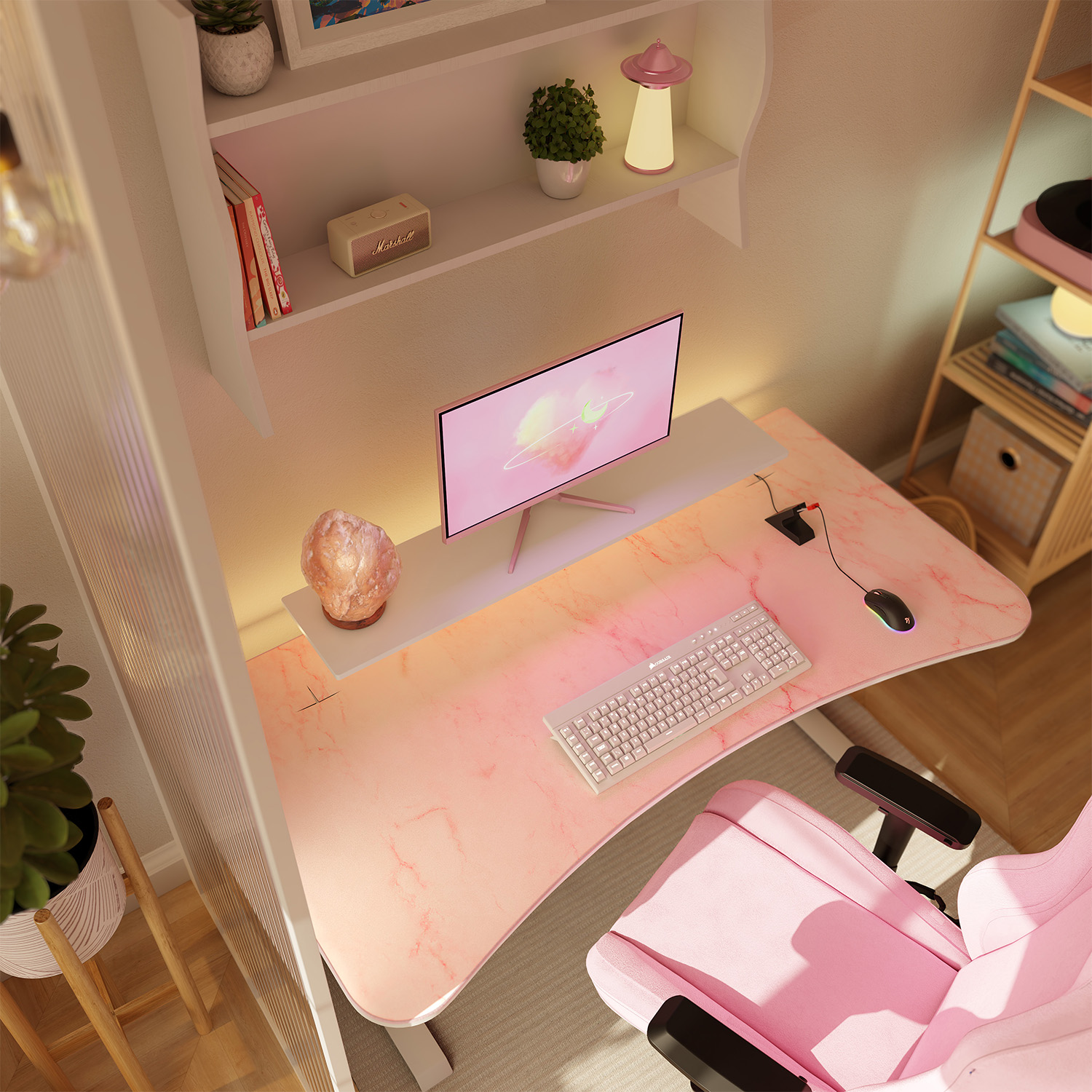 Una scrivania rosa con monitor, tastiera e mouse. Una sedia rosa davanti.