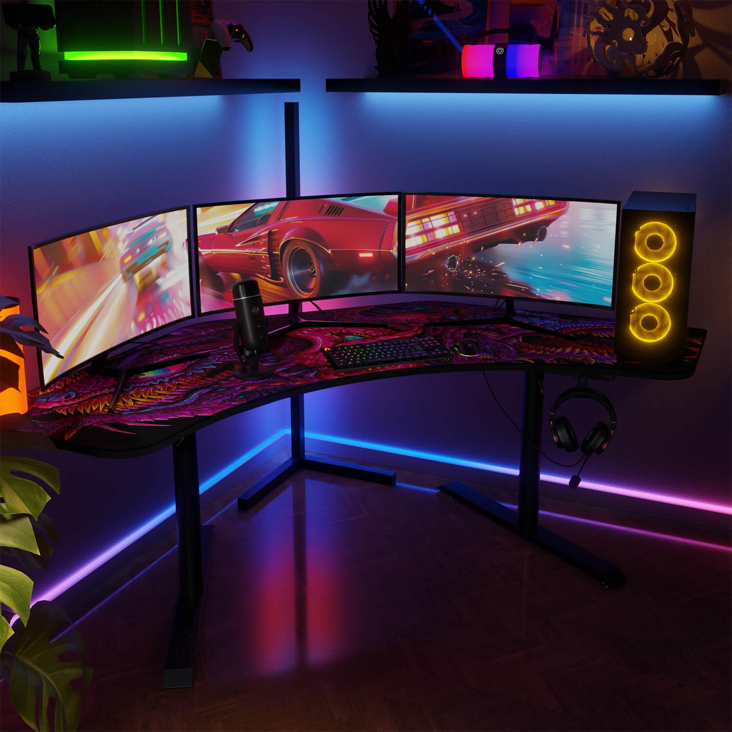 Una scrivania da gioco con tre monitor, tastiera, mouse, microfono e cuffie.