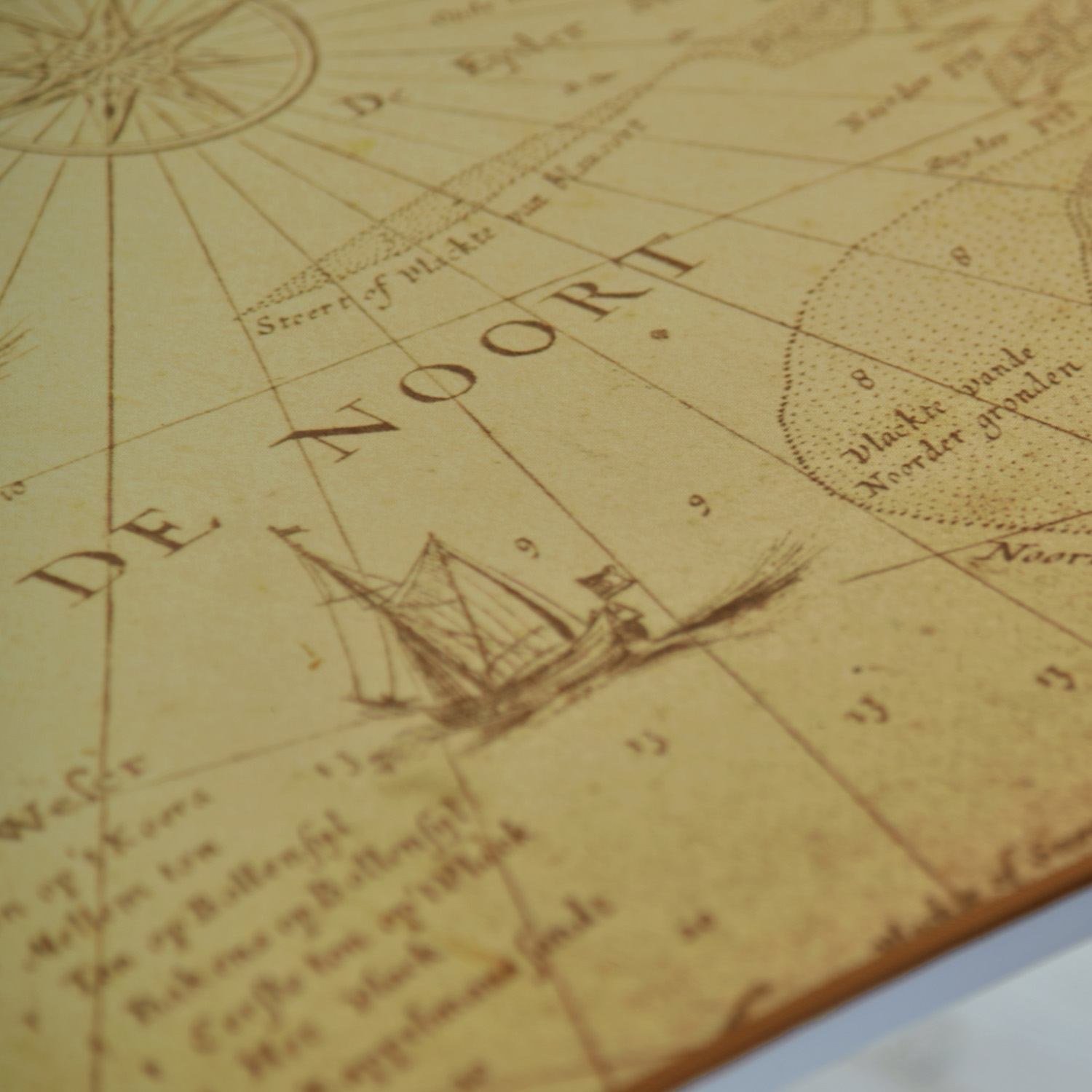 Vecchia mappa con nave, rosa dei venti e testo in olandese.