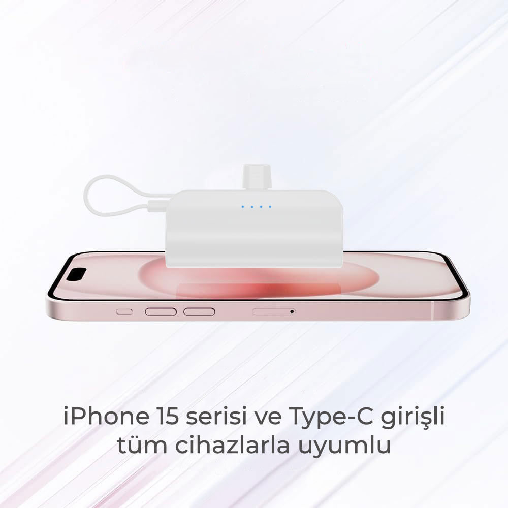 Beyaz bir powerbank pembe bir iPhone 15 üzerine yerleştirildi.