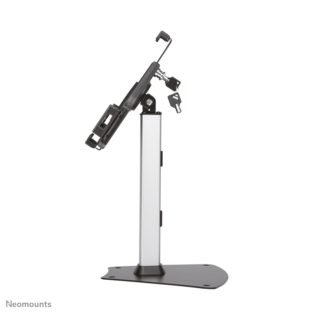 Ein silberner Ständer mit einem Tablet-Halter, der mit Schlüsseln gesichert ist.