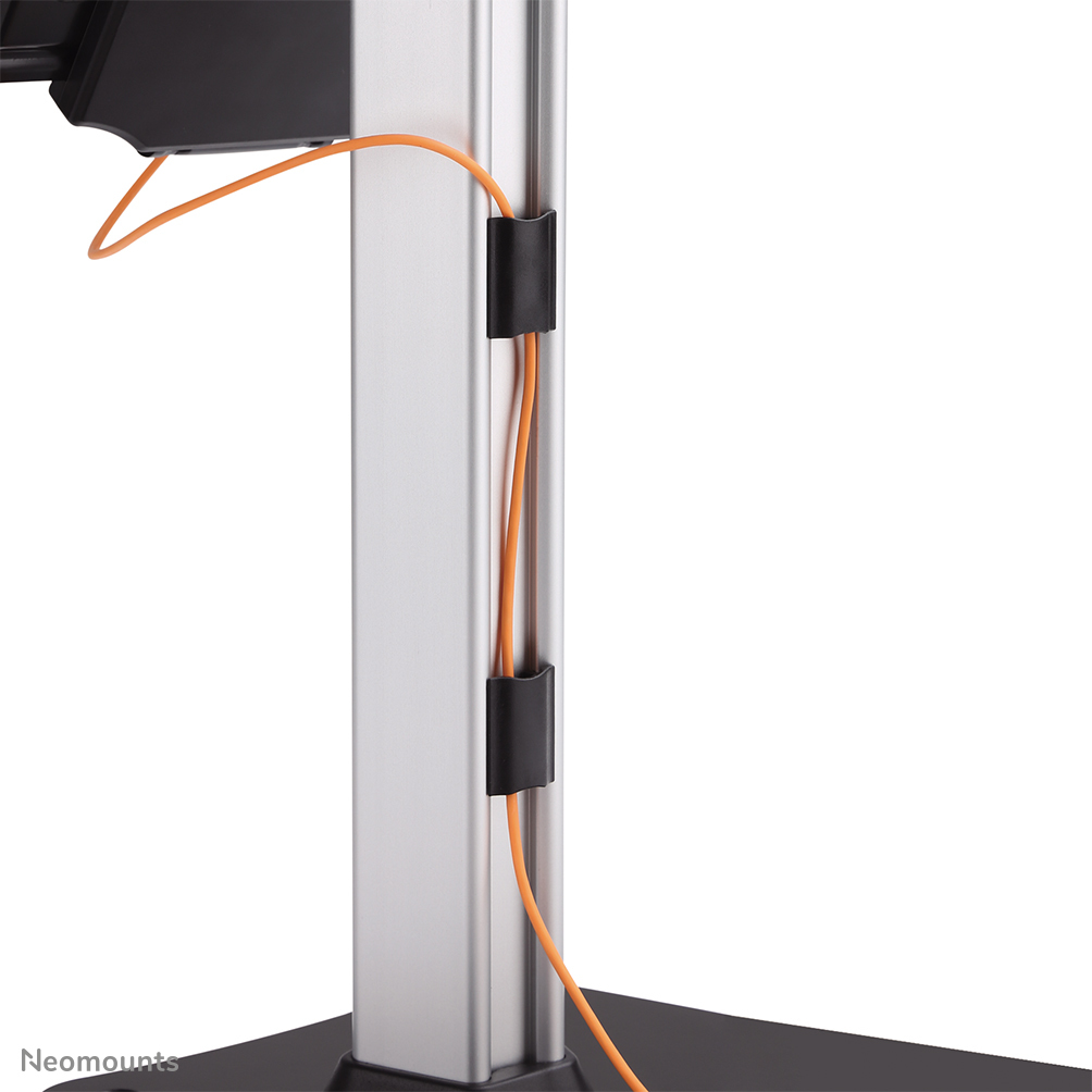 Ein silberner Mast mit zwei schwarzen Kabelclips, die ein orangefarbenes Kabel halten.