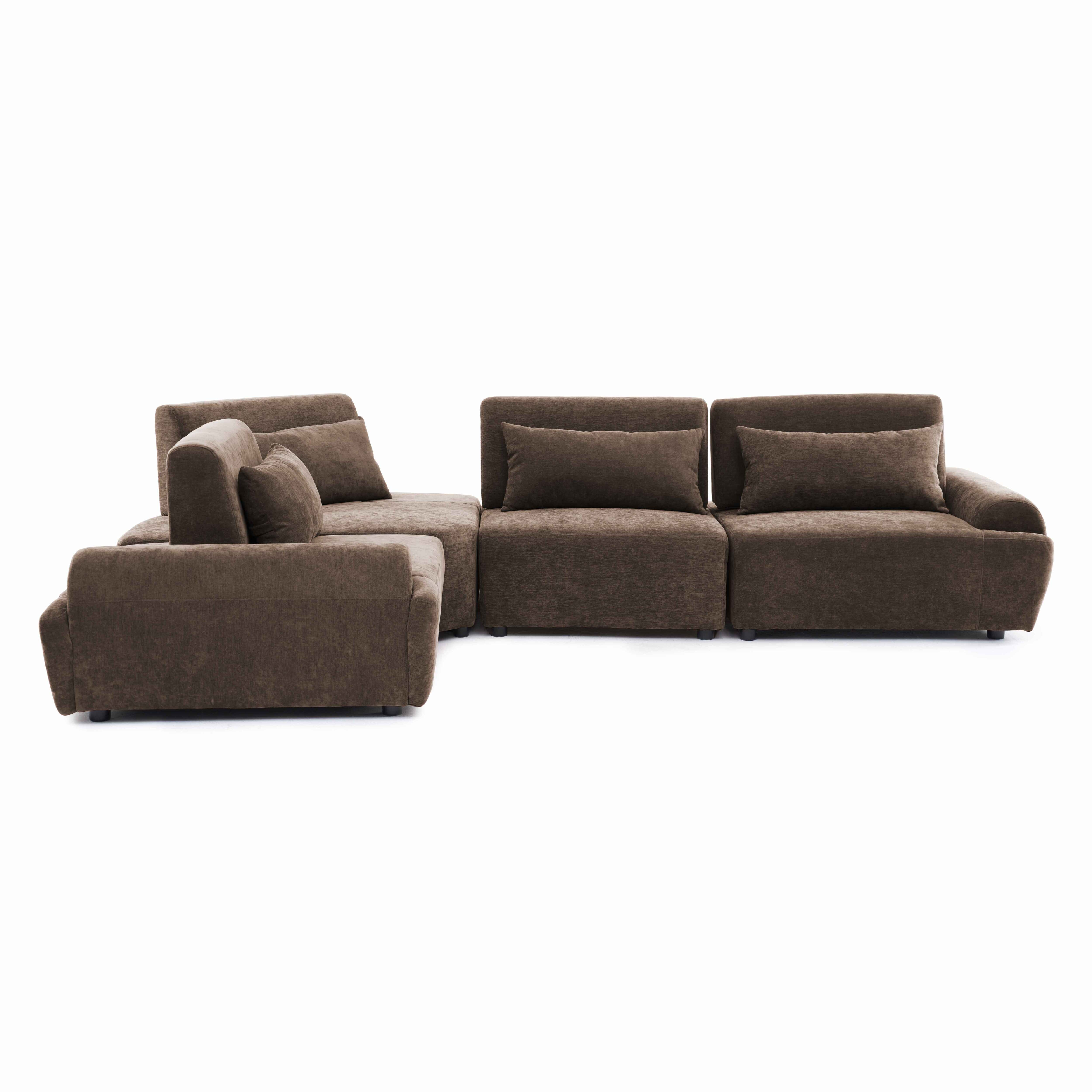 Ein braunes Ecksofa mit vielen Kissen, auf weißem Hintergrund.