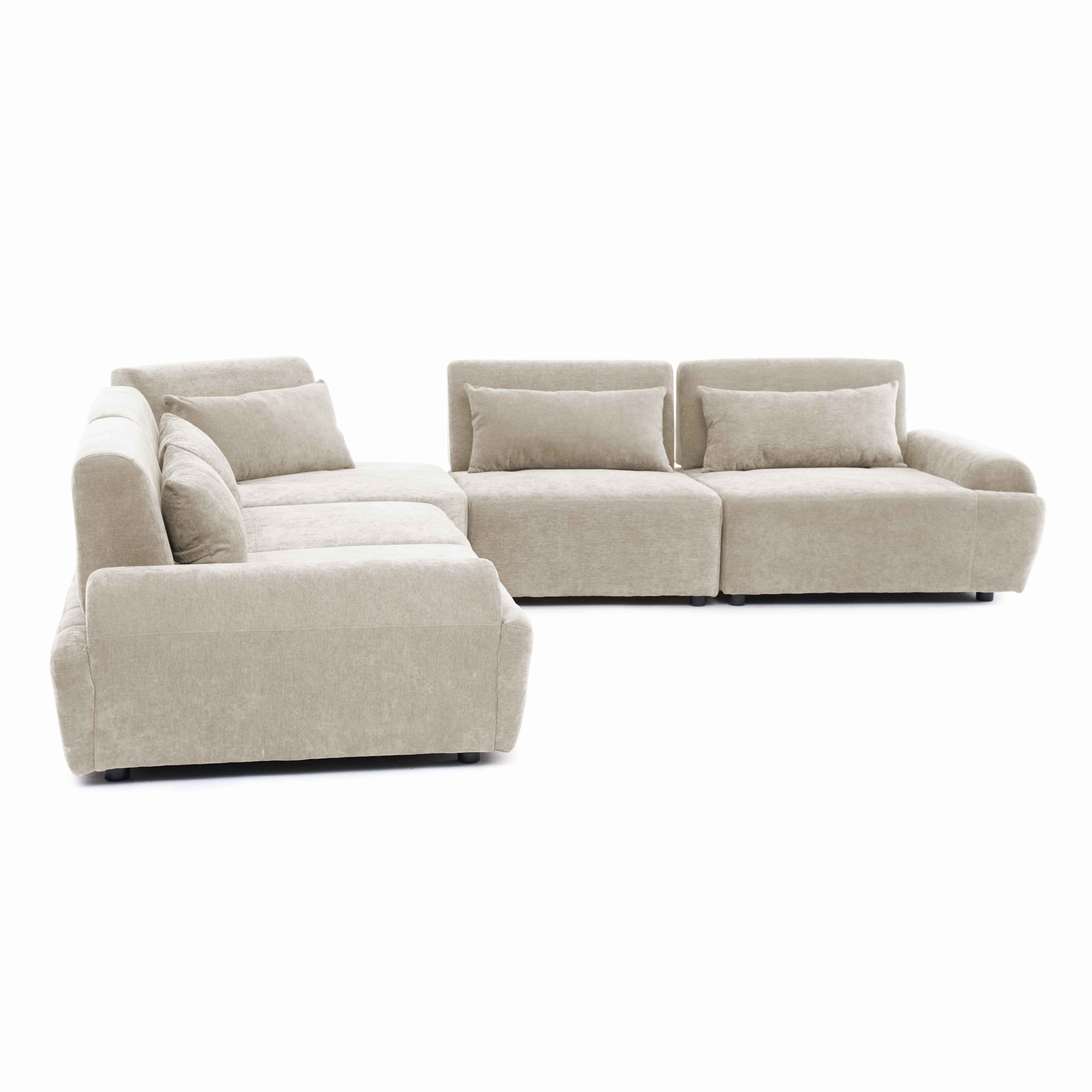Ein beiger Ecksofa mit mehreren Kissen auf weißem Hintergrund.