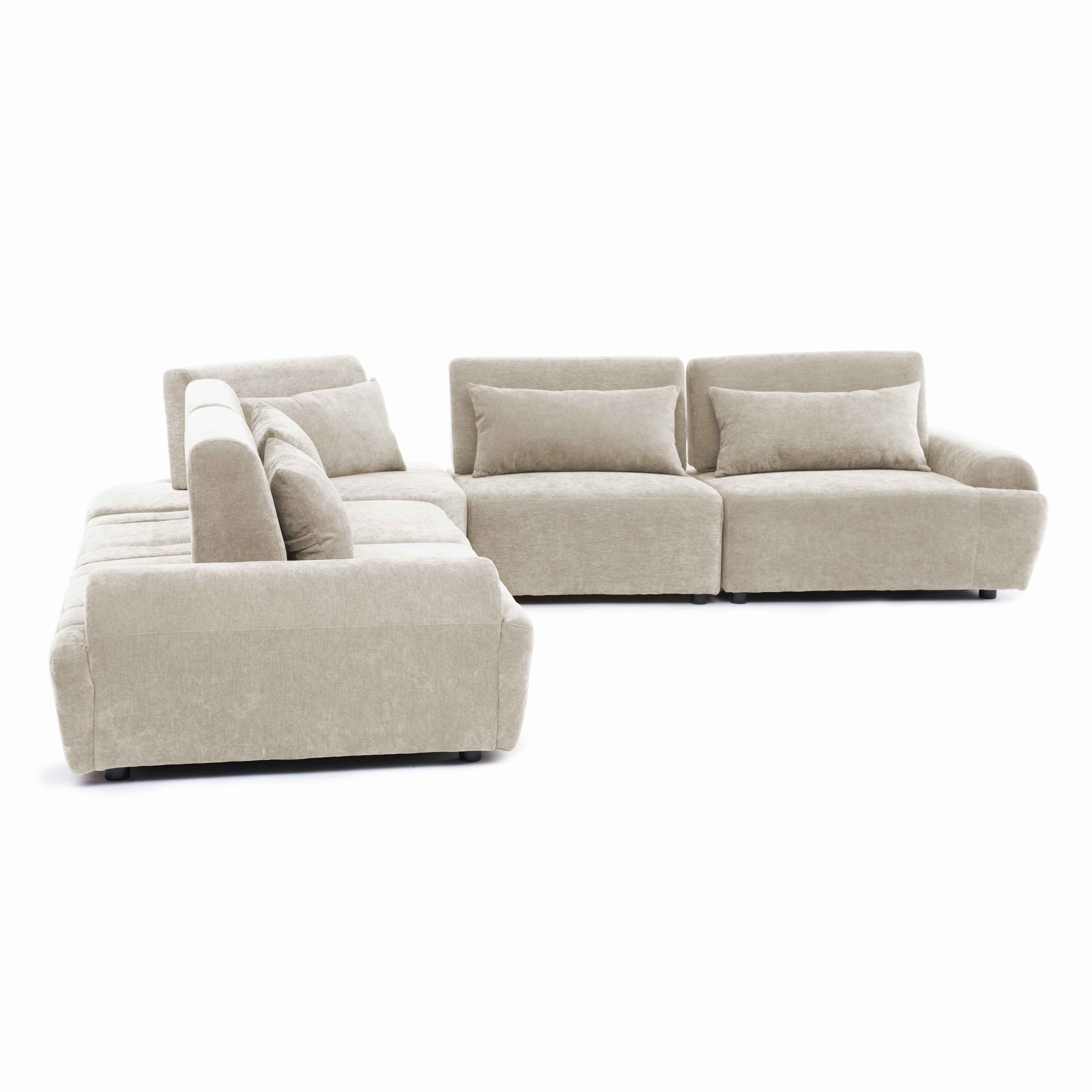 Ein beiger Ecksofa-Modul mit Kissen auf weißem Hintergrund.