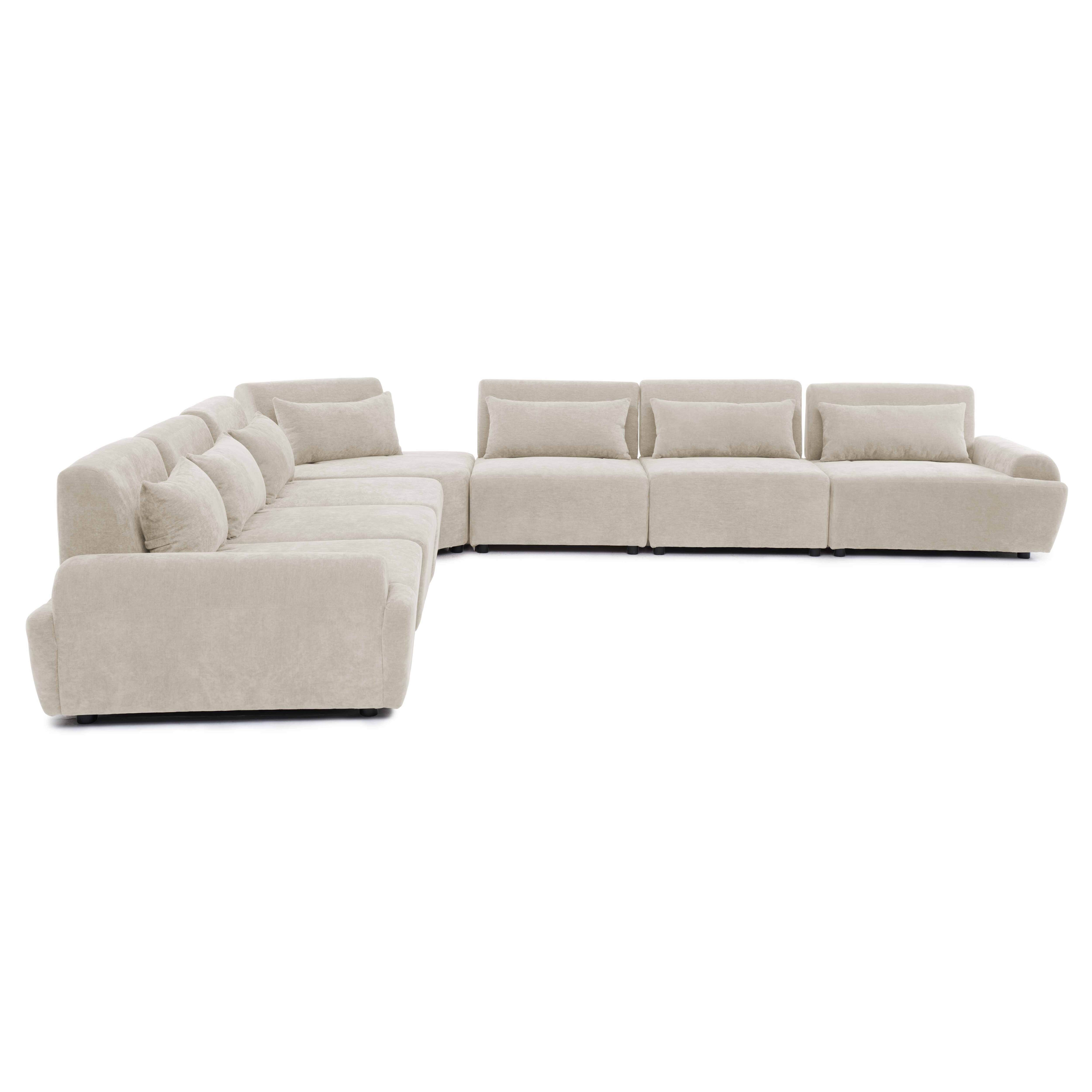 Ein beiger Ecksofa mit mehreren Kissen, isoliert auf weißem Hintergrund.