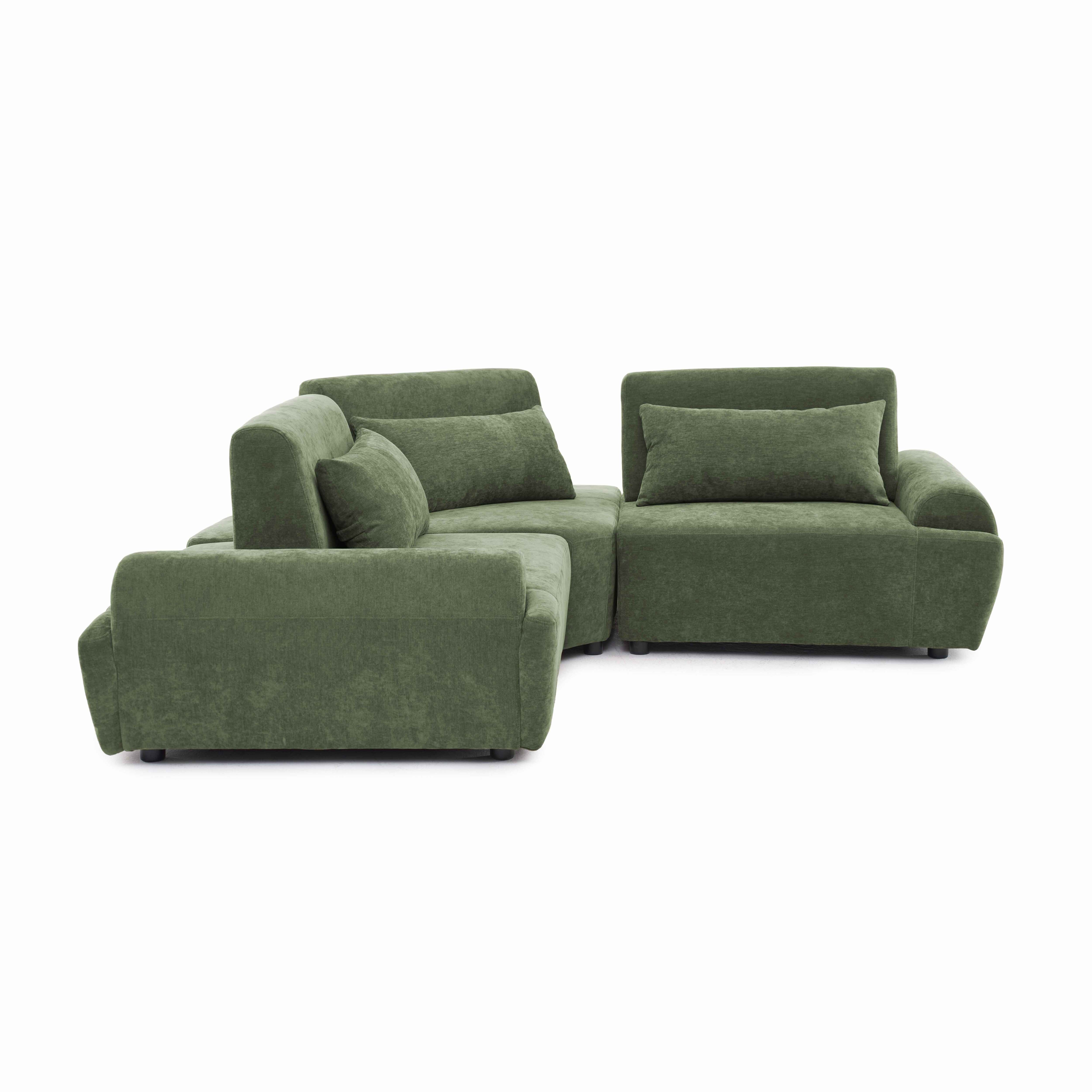 Ein grünes Ecksofa mit mehreren Kissen auf weißem Hintergrund.