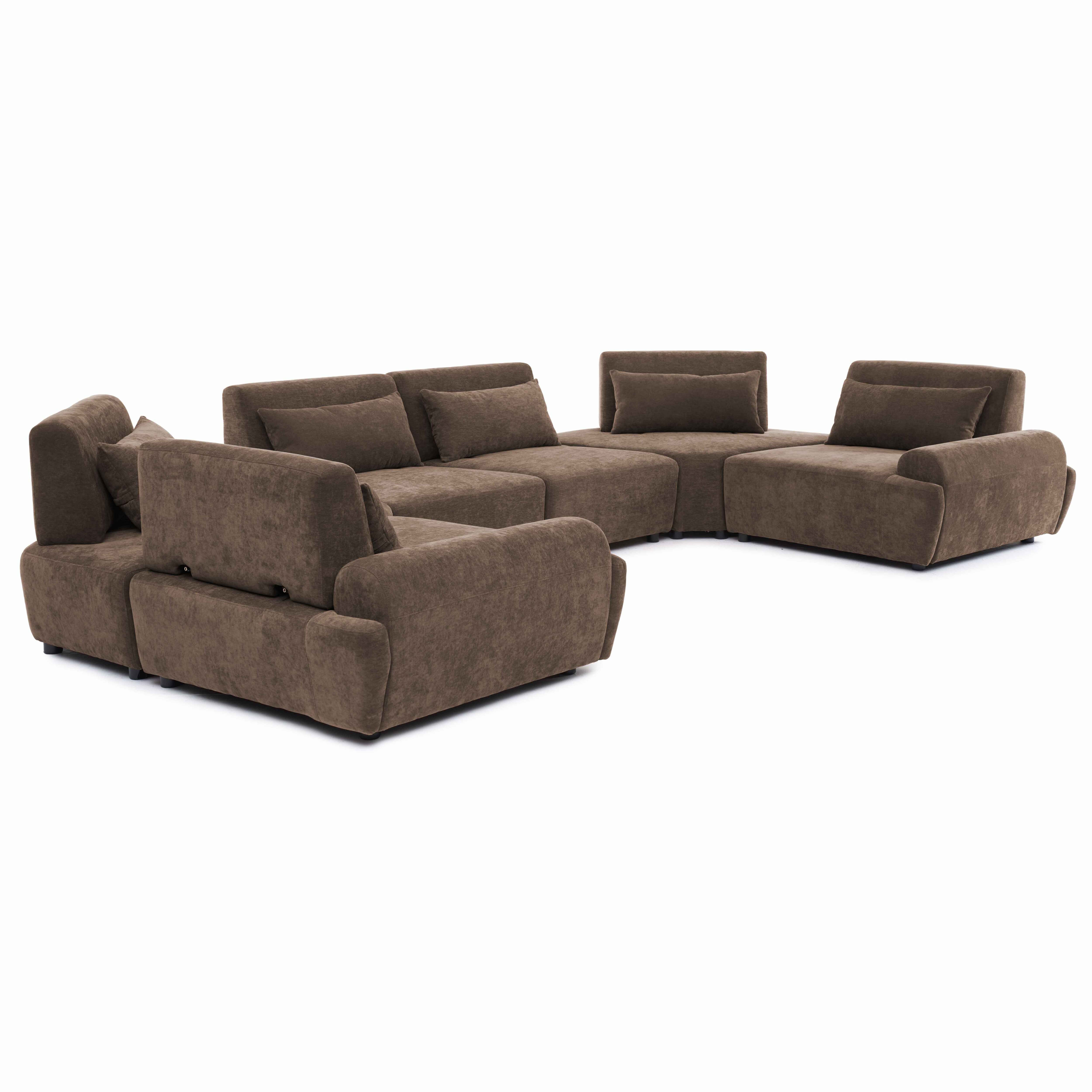 Ein braunes Stoffsofa mit mehreren Sitzmodulen und Kissen, isoliert auf weißem Hintergrund.