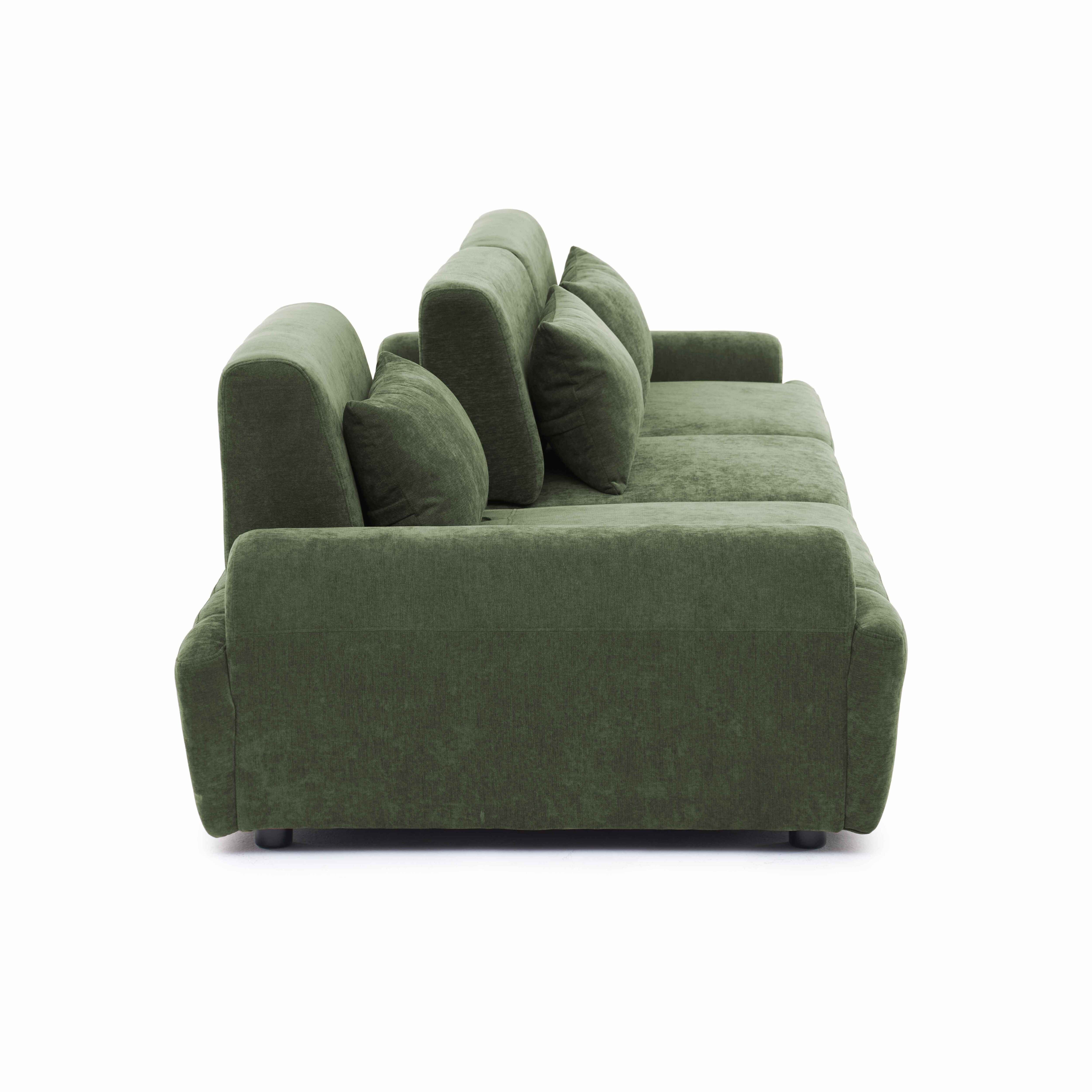 Ein grünes Sofa mit mehreren Kissen, von der Seite auf weißem Hintergrund.