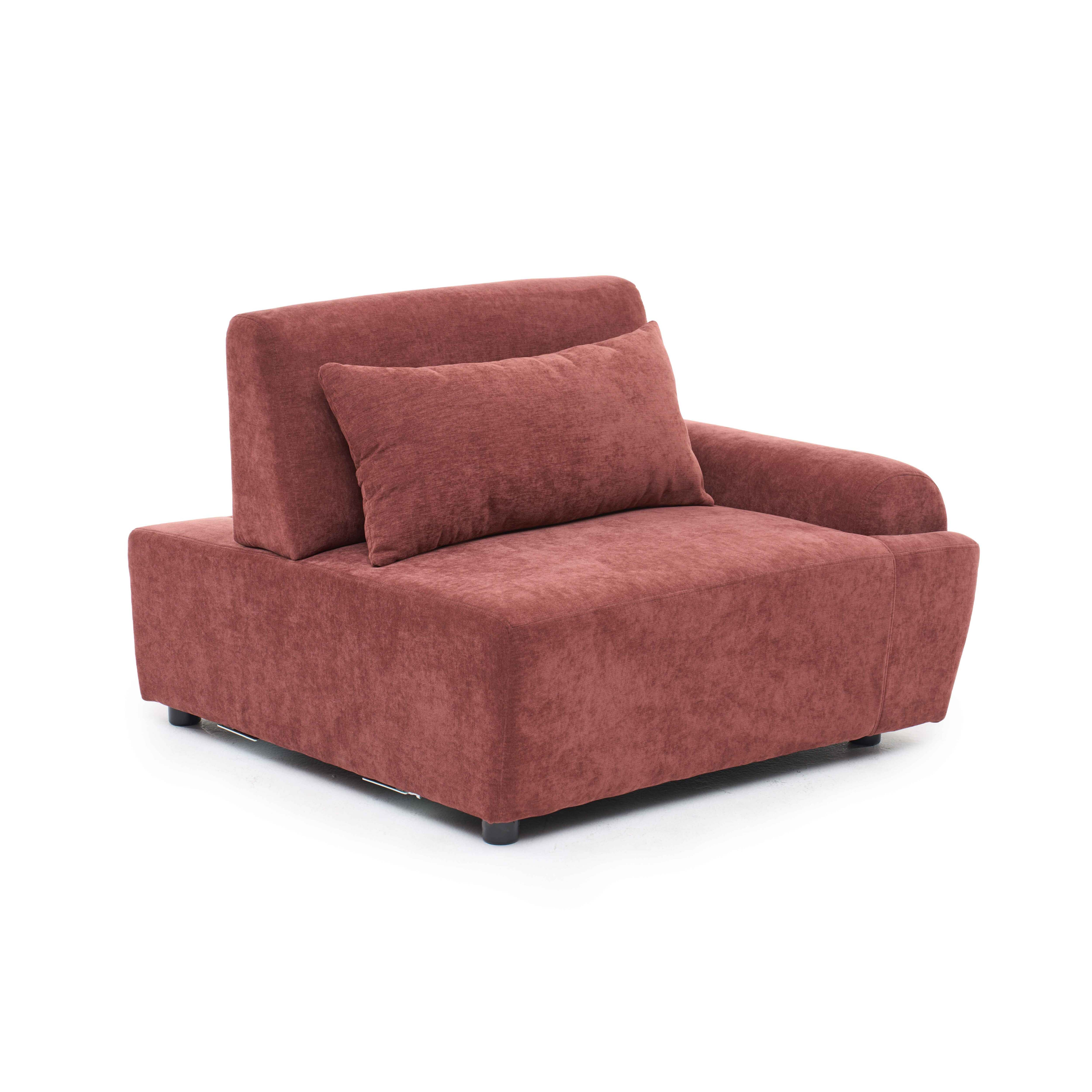Ein roter Sessel mit Kissen auf weißem Hintergrund.