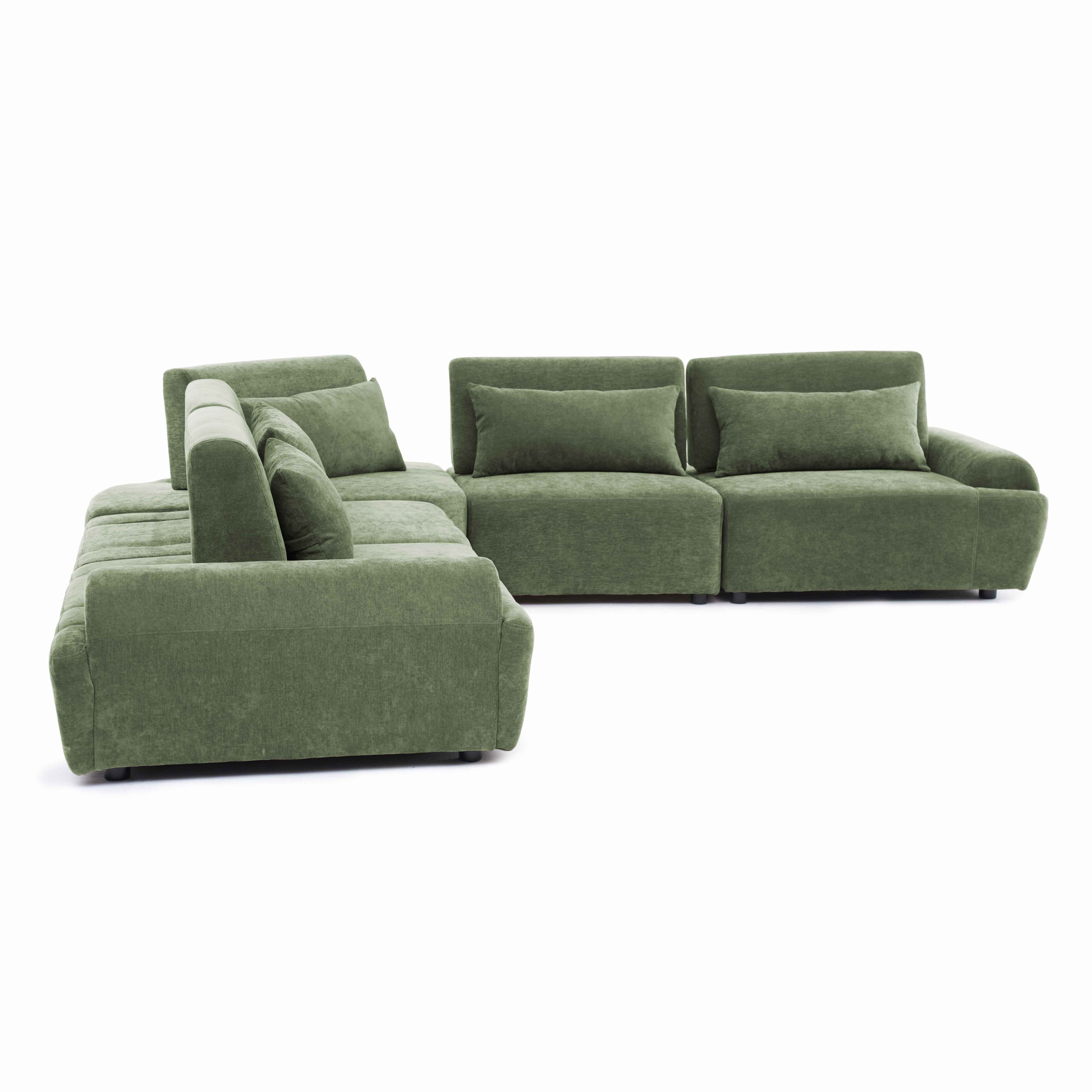 Ein grünes Ecksofa mit mehreren Kissen, auf weißem Hintergrund.