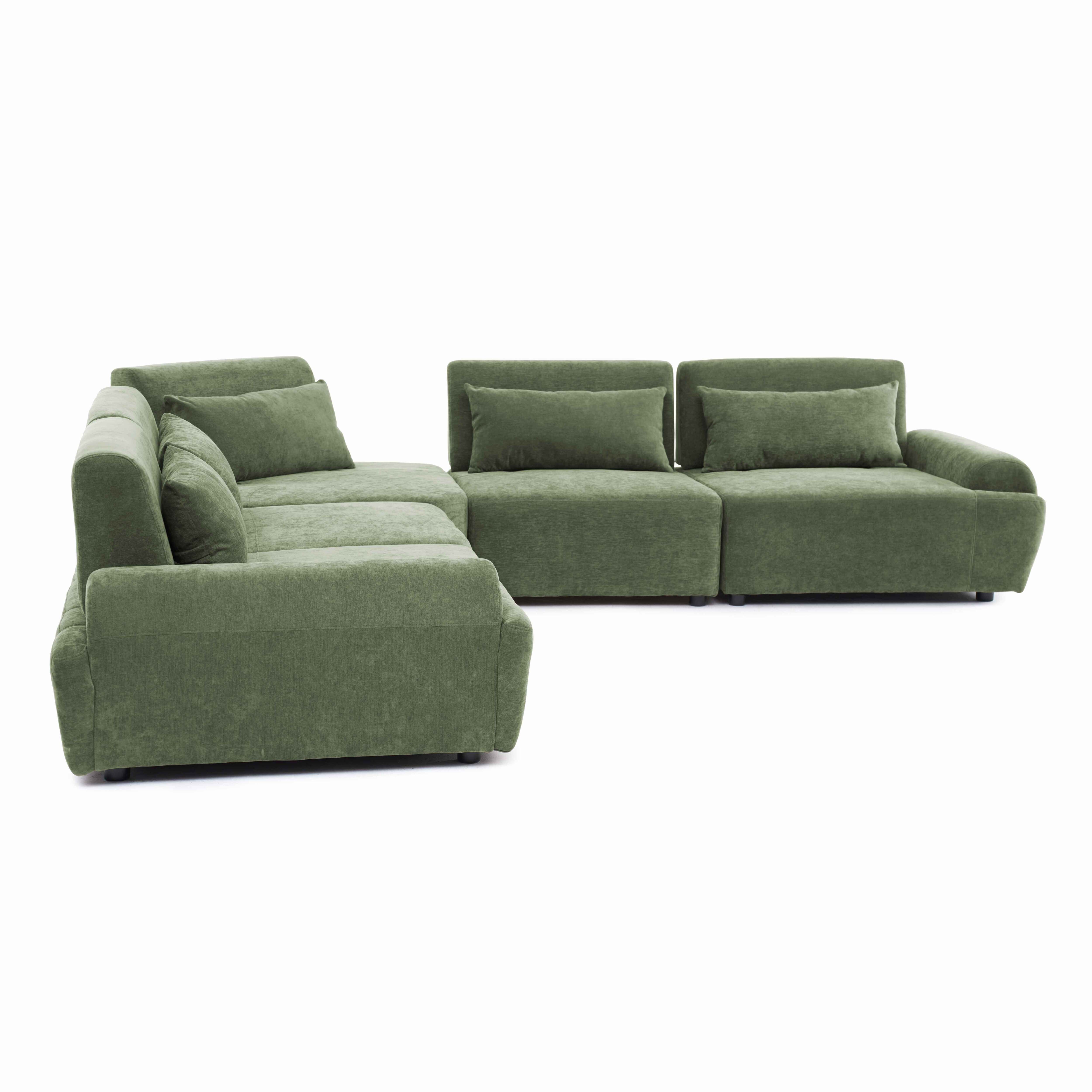 Ein grünes Ecksofa mit mehreren Kissen auf weißem Hintergrund.