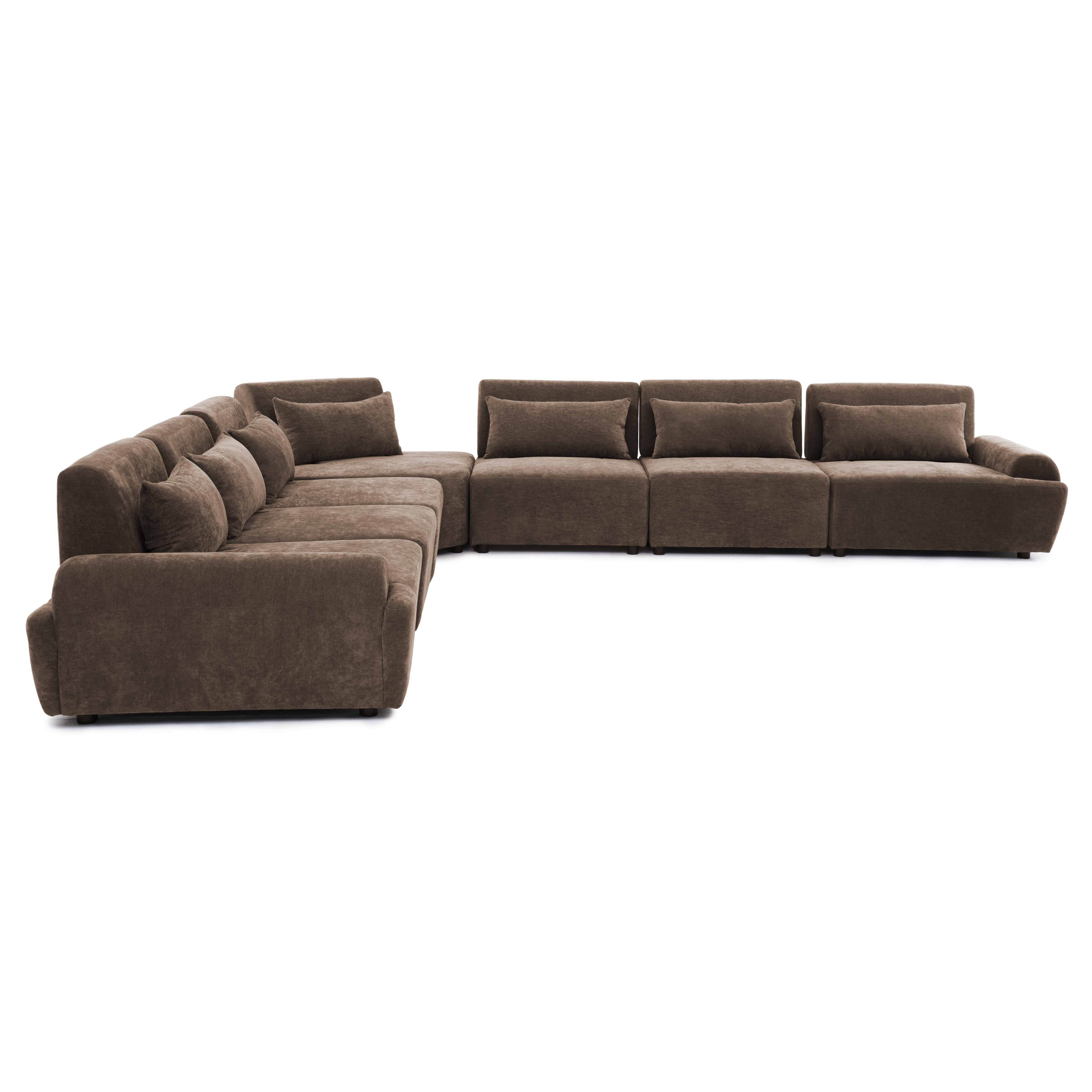 Ein braunes Ecksofa mit mehreren Kissen auf weißem Hintergrund.