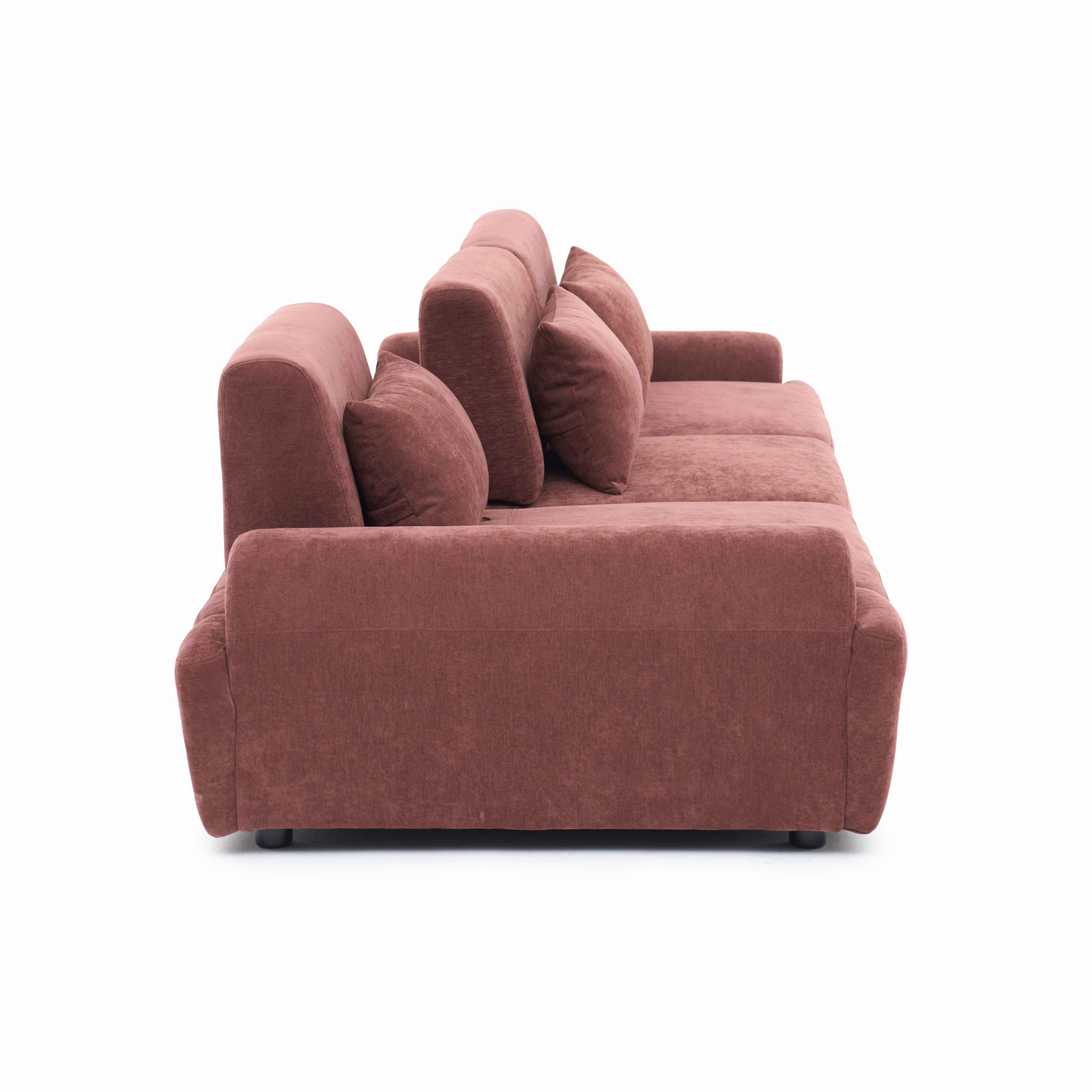 Ein brauner Stoffsofa mit mehreren Kissen auf weißem Hintergrund.