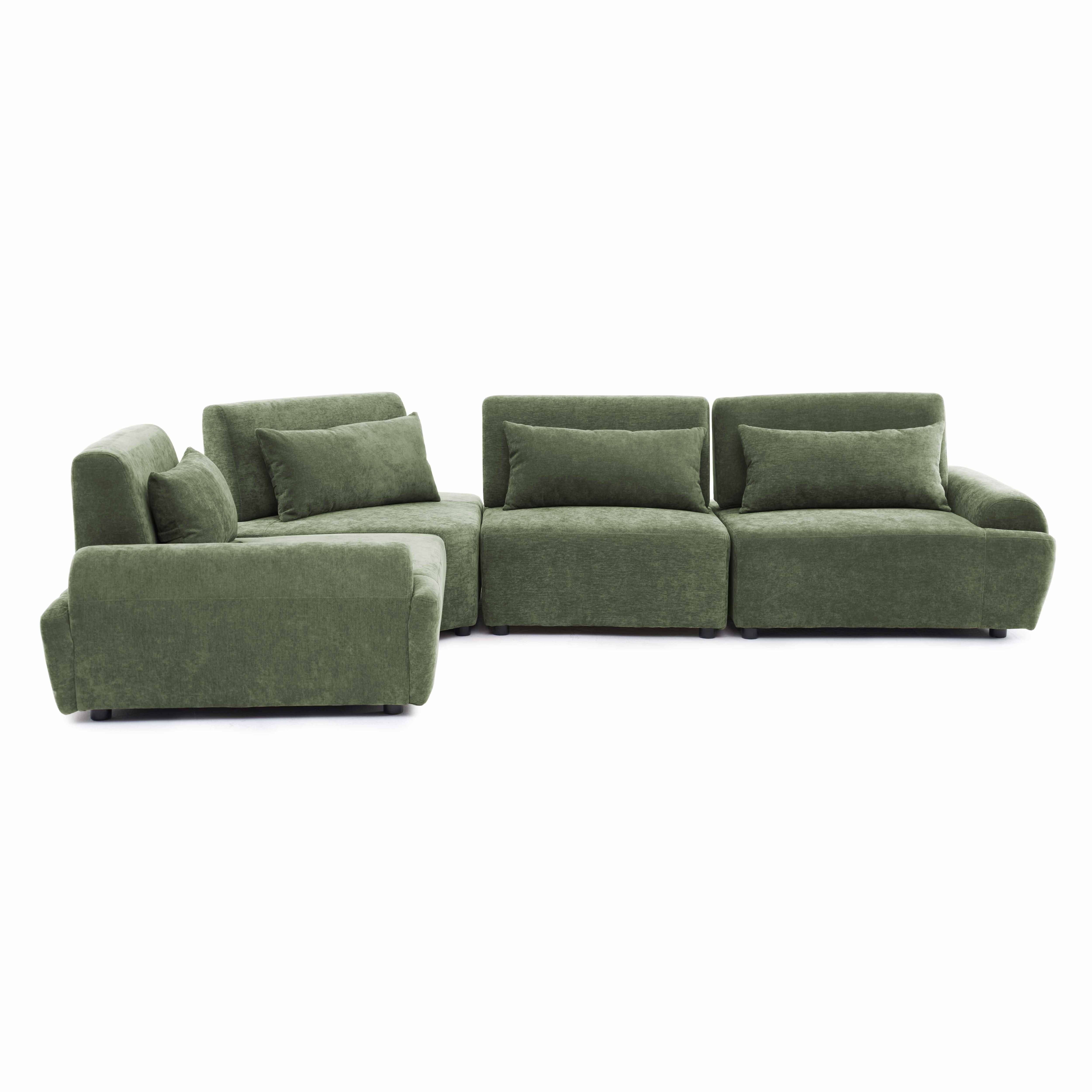 Ein grünes Ecksofa mit mehreren Modulen und Kissen auf weißem Hintergrund.