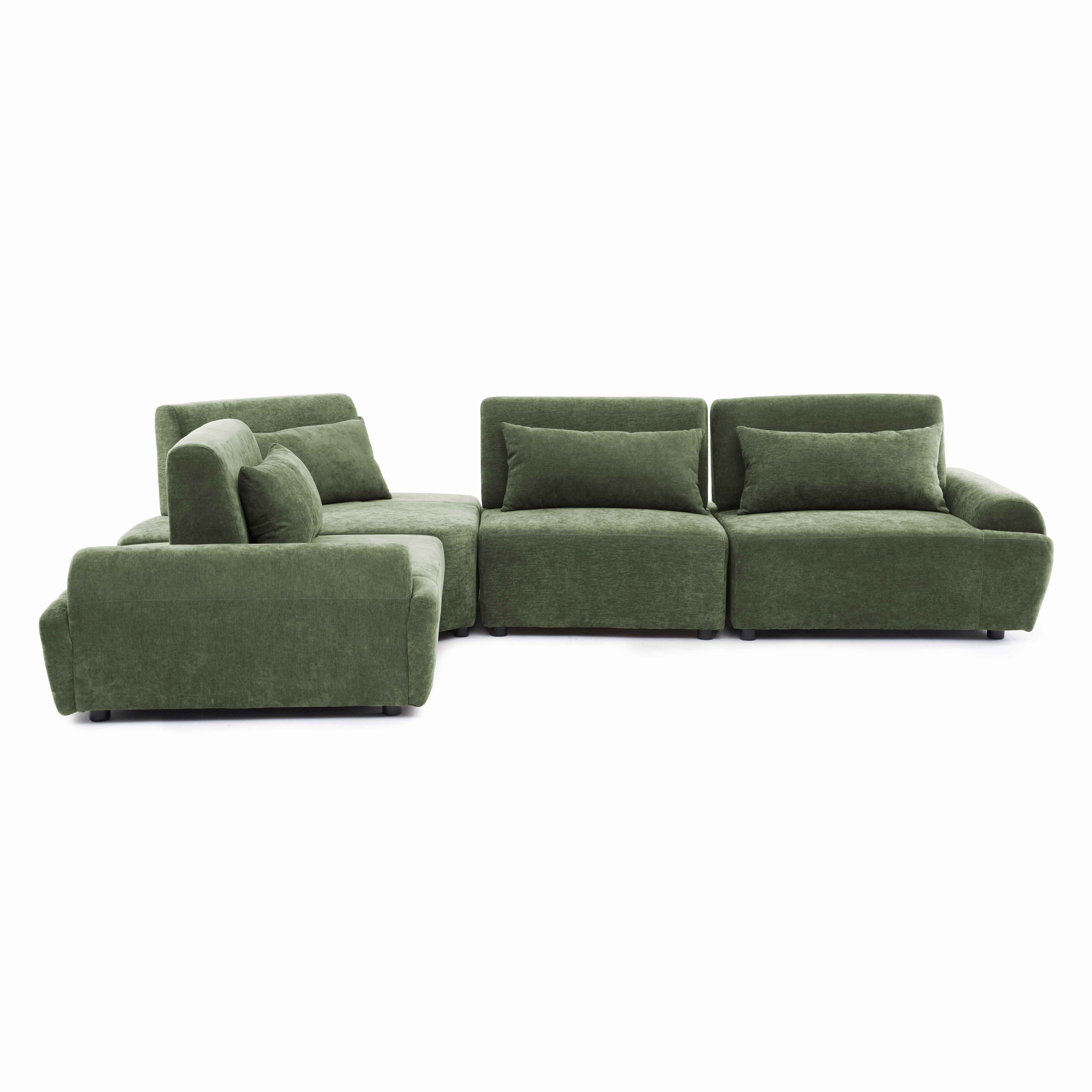 Ein grünes Ecksofa mit mehreren Modulen und Kissen vor weißem Hintergrund.