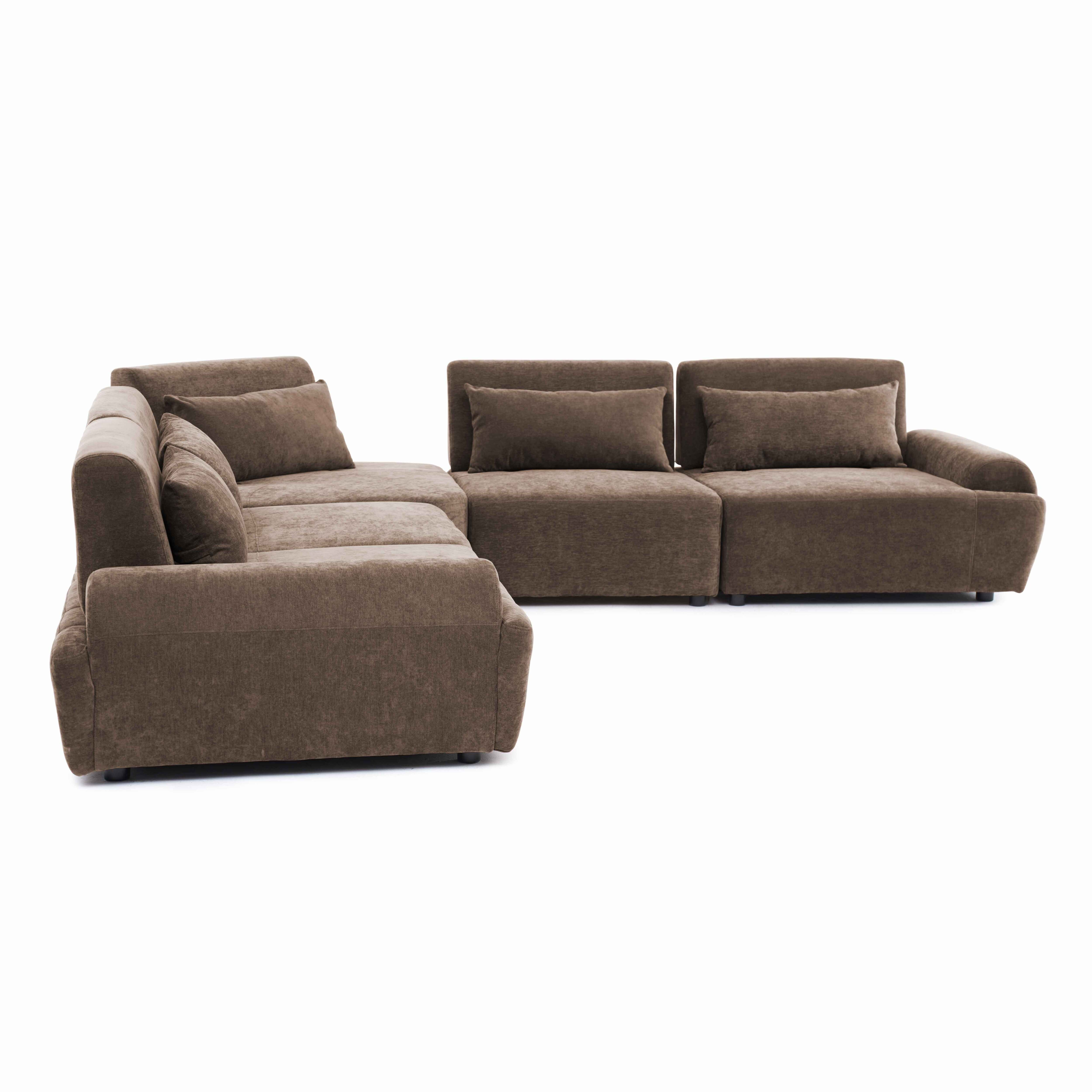 Ein braunes Ecksofa mit mehreren Kissen, auf weißem Hintergrund.