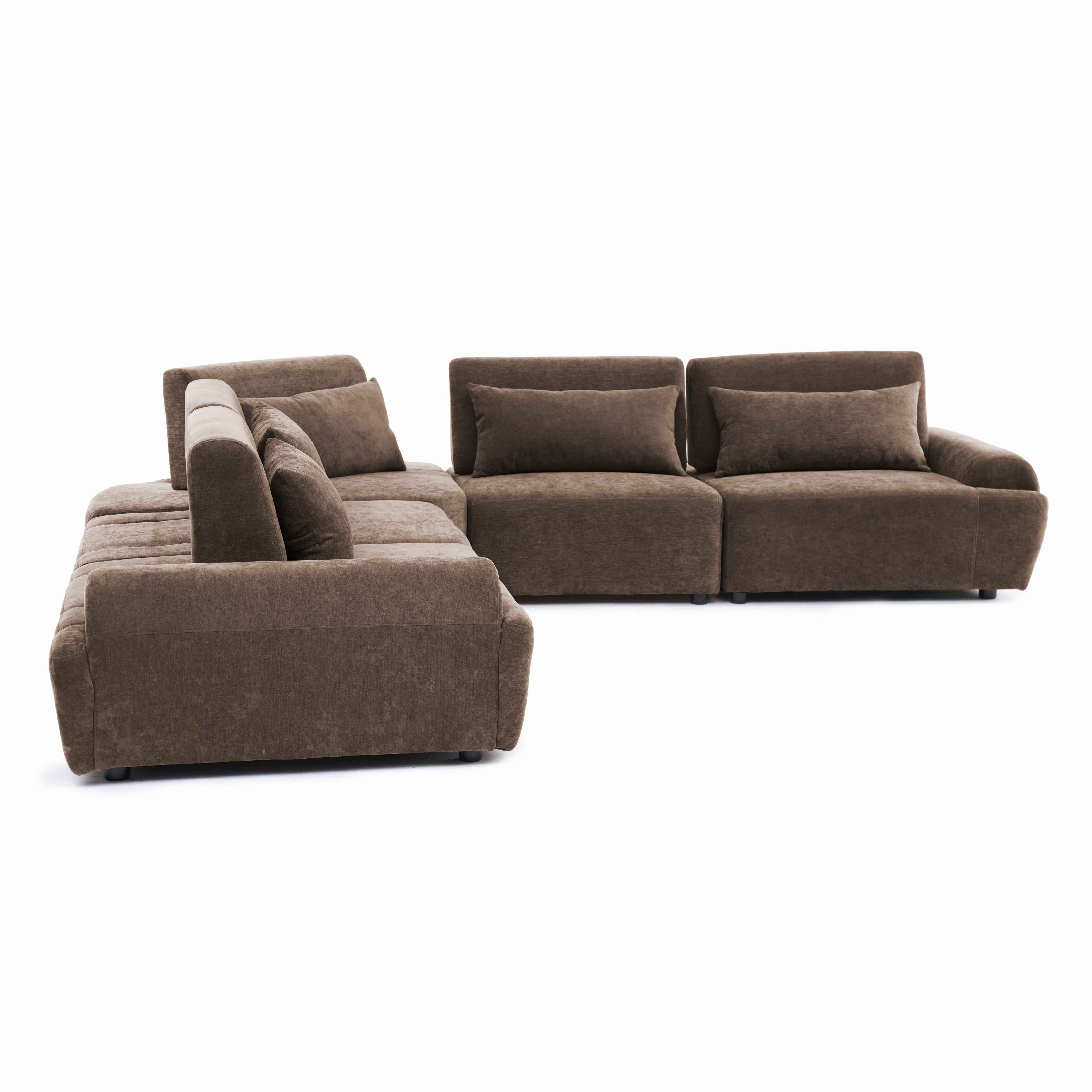 Ein braunes Ecksofa mit mehreren Kissen auf weißem Hintergrund.