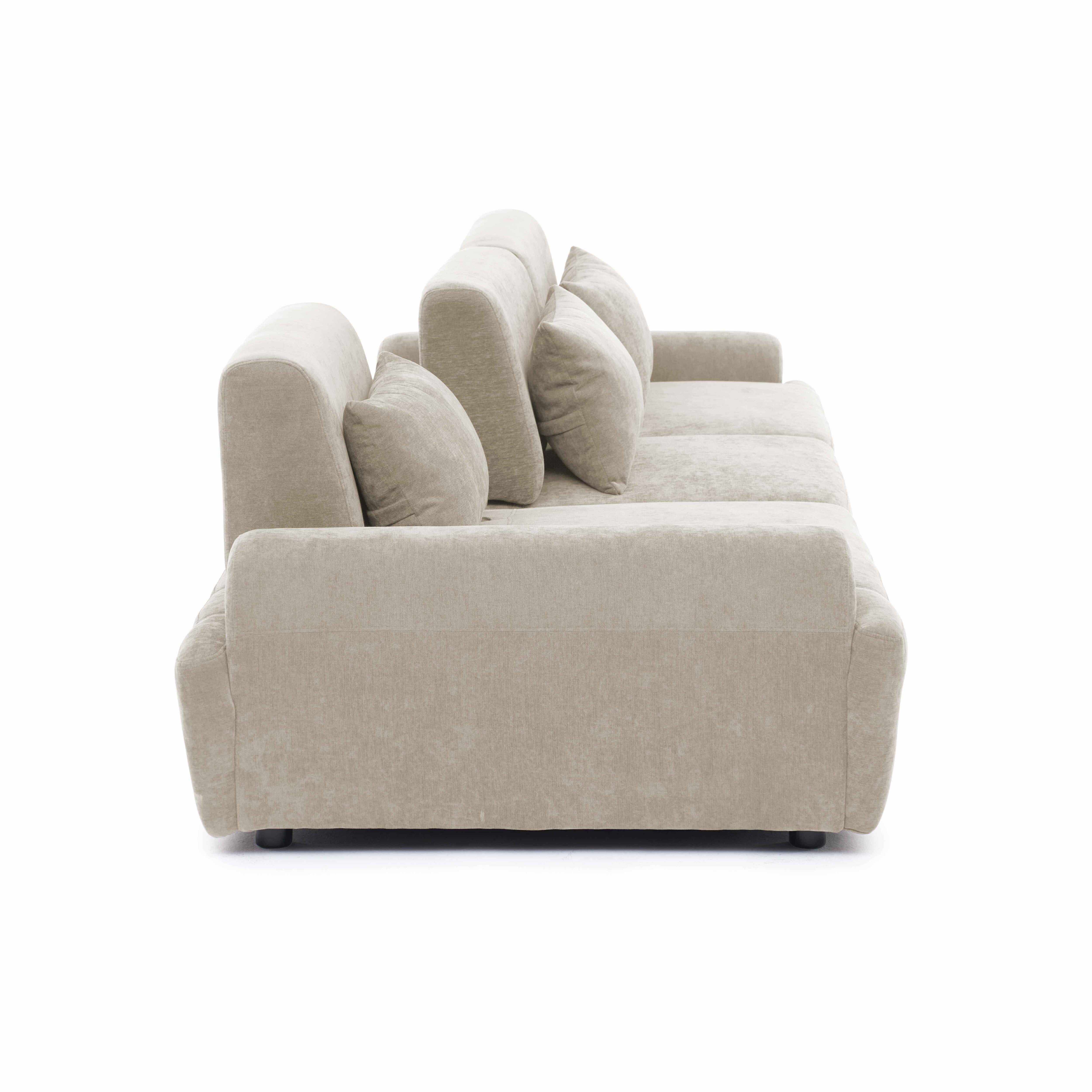 Ein beigefarbener Stoff-Sofa mit Kissen auf weißem Hintergrund.