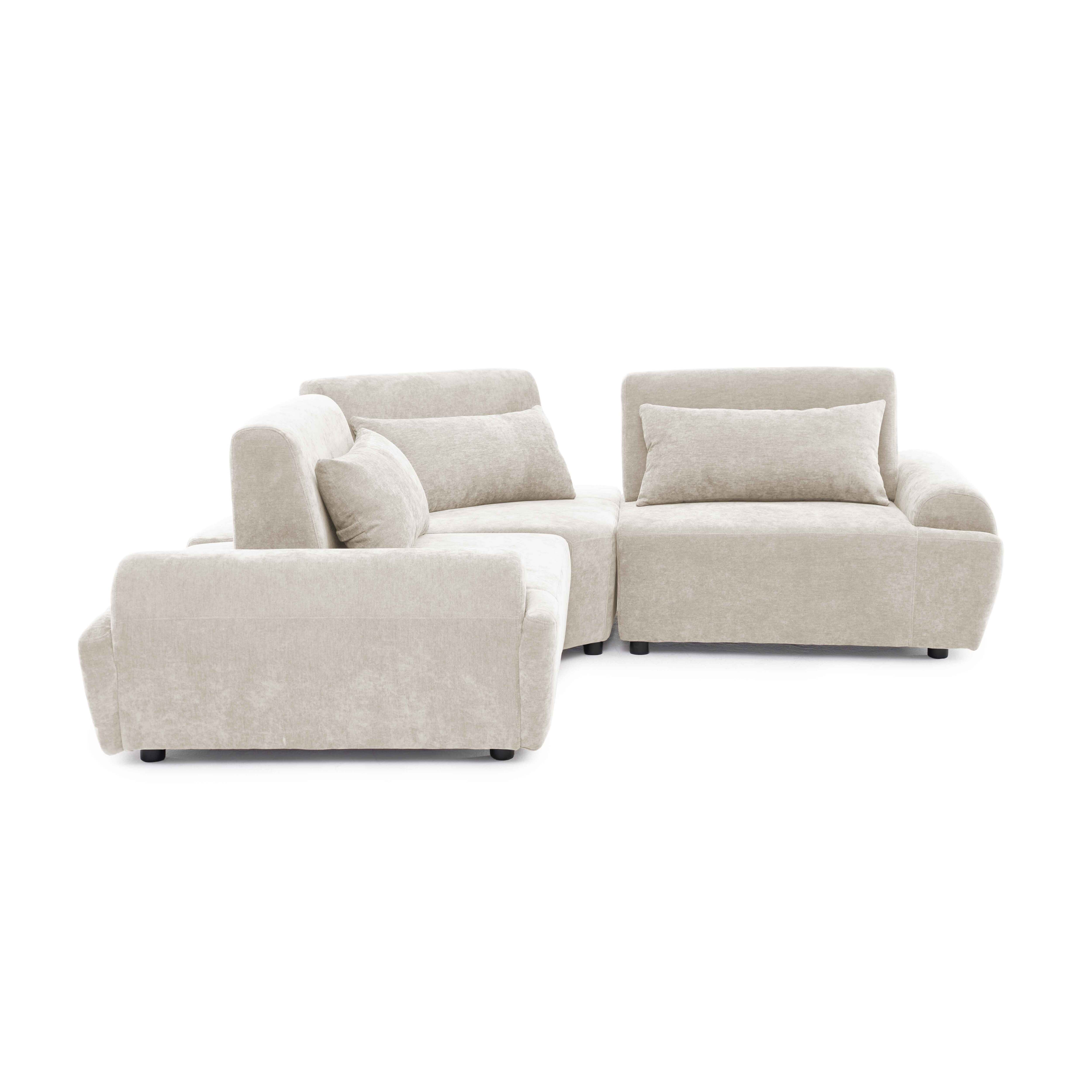 Ein beiger Ecksofa mit Kissen auf weißem Hintergrund.