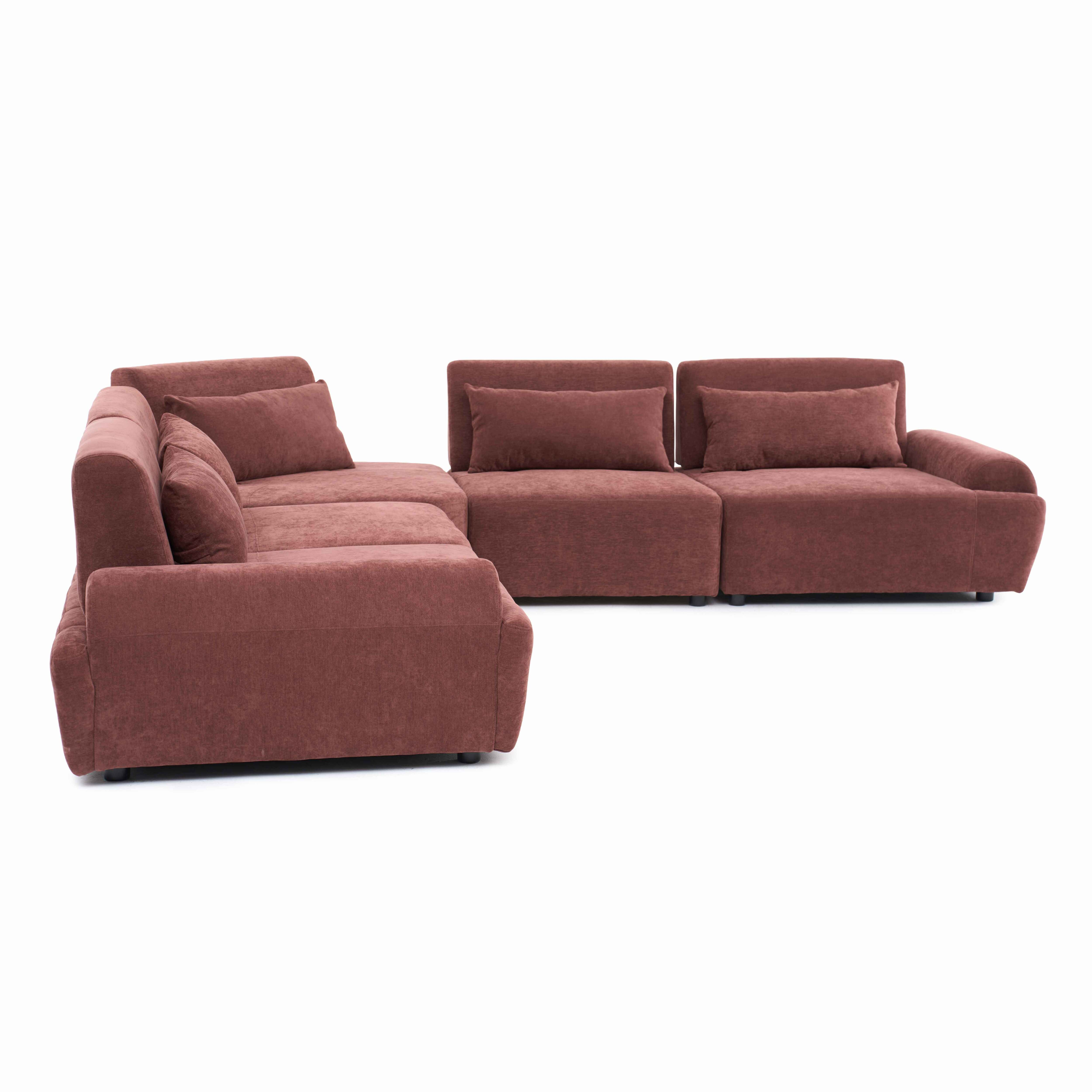 Brauner Ecksofa mit Kissen auf weißem Hintergrund.