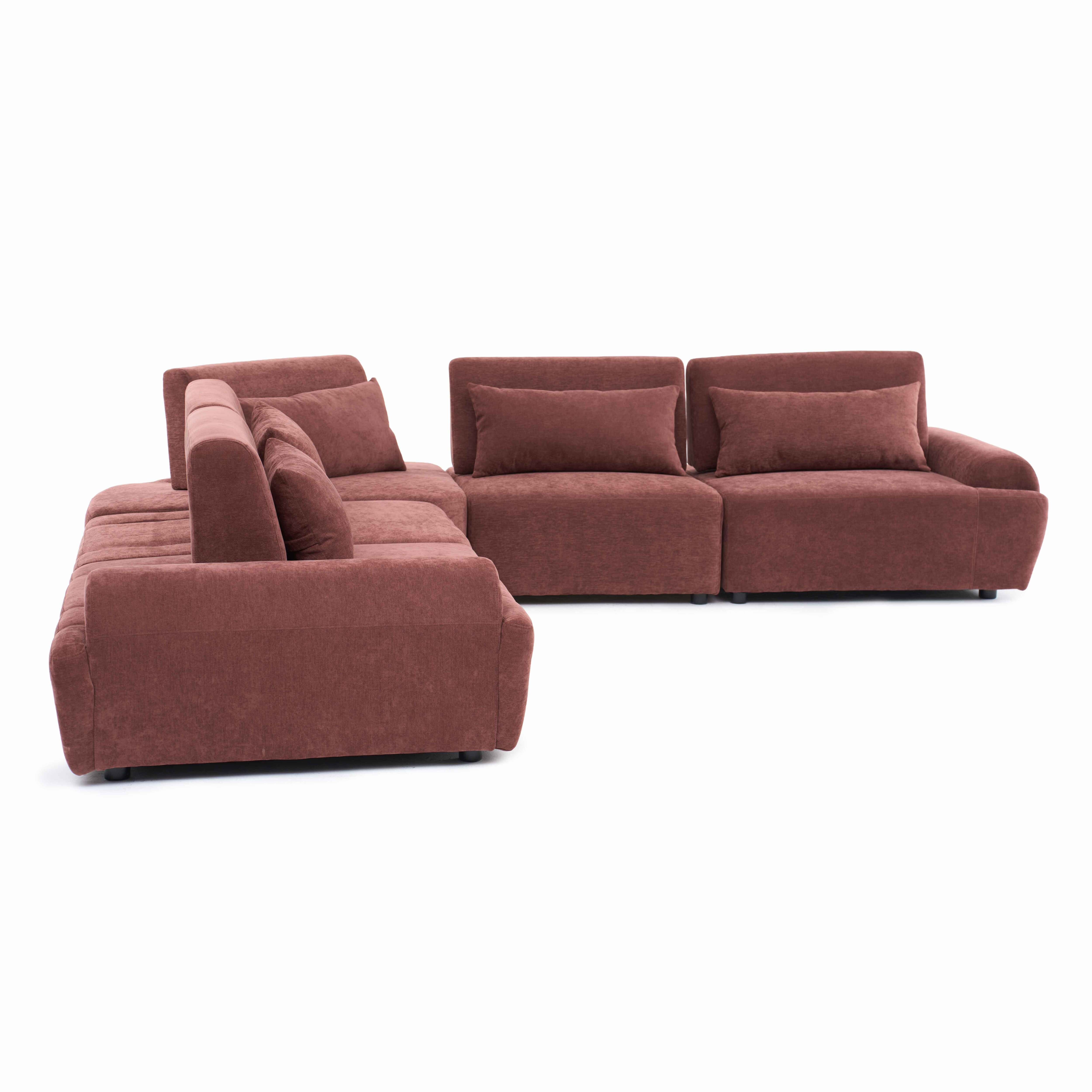 Ein braunes Ecksofa mit mehreren Kissen auf weißem Hintergrund.