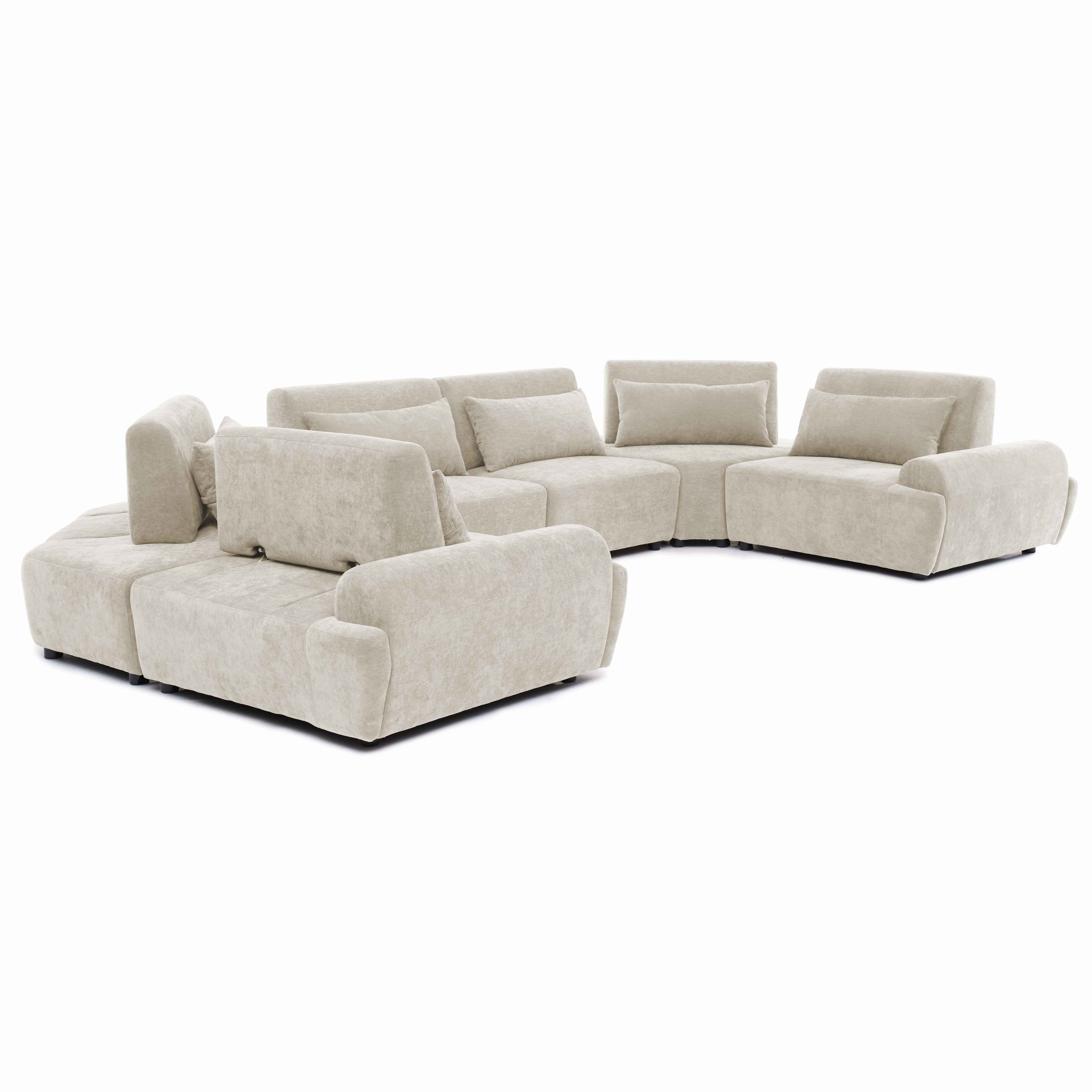 Ein beiger Ecksofa mit mehreren Modulen und Kissen auf weißem Hintergrund.