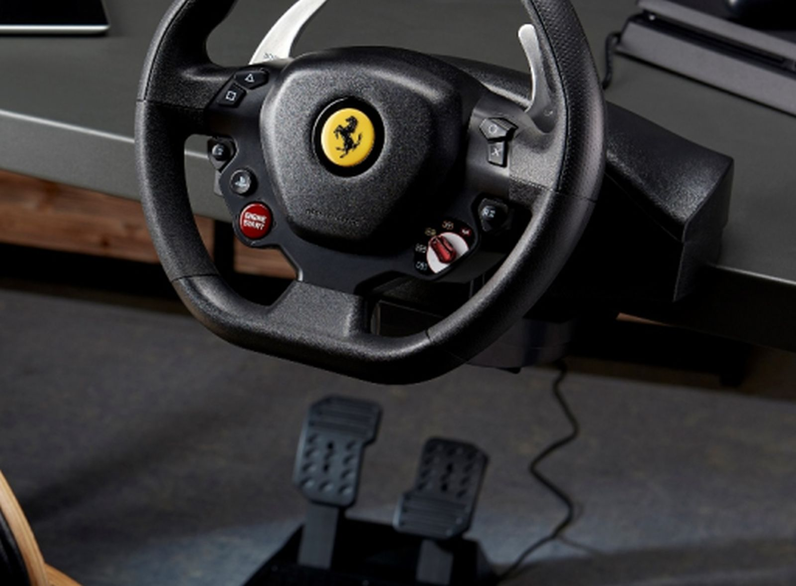 Ferrari Rennlenkrad mit Pedalen auf einem Tisch, für Videospiele.
