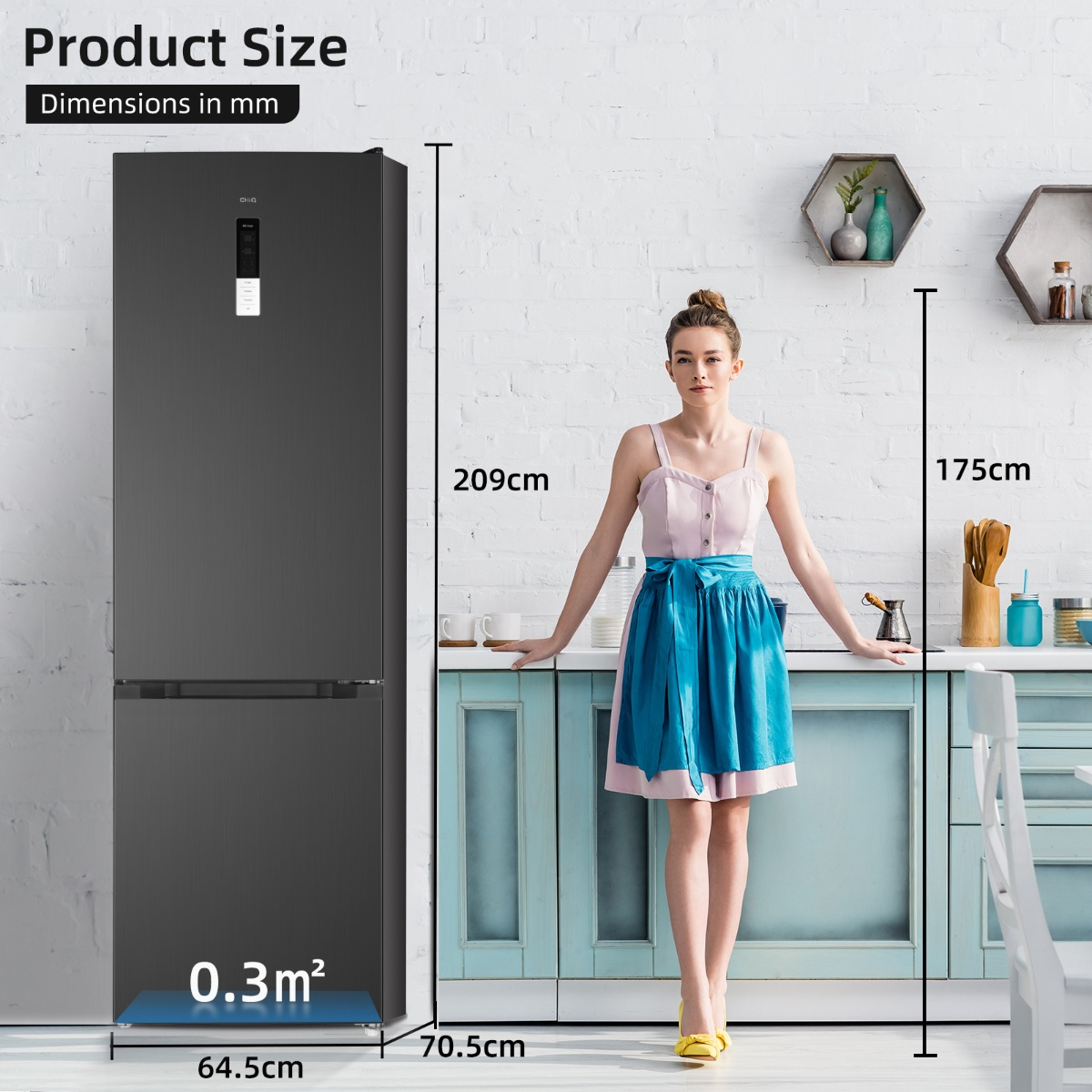 Ein Kühlschrank (209cm hoch, 64.5cm breit) neben einer Frau (175cm) in einer Küche.
