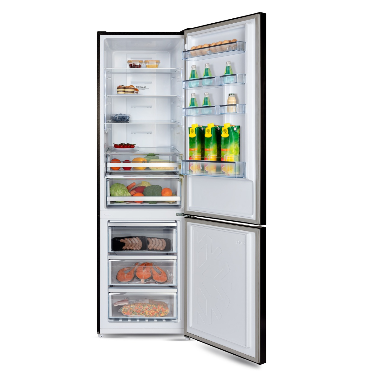 Offener Kühlschrank mit Lebensmitteln: Eier, Saft, Obst, Gemüse, Fleisch, Fisch.