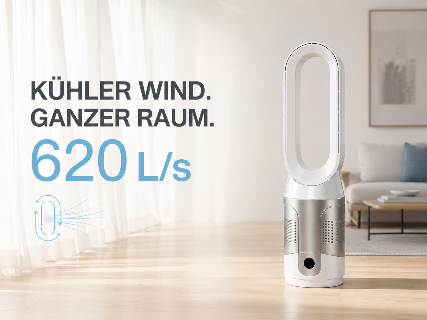 Ein weißer Turmventilator steht in einem hellen Raum mit Sofas und Vorhängen.